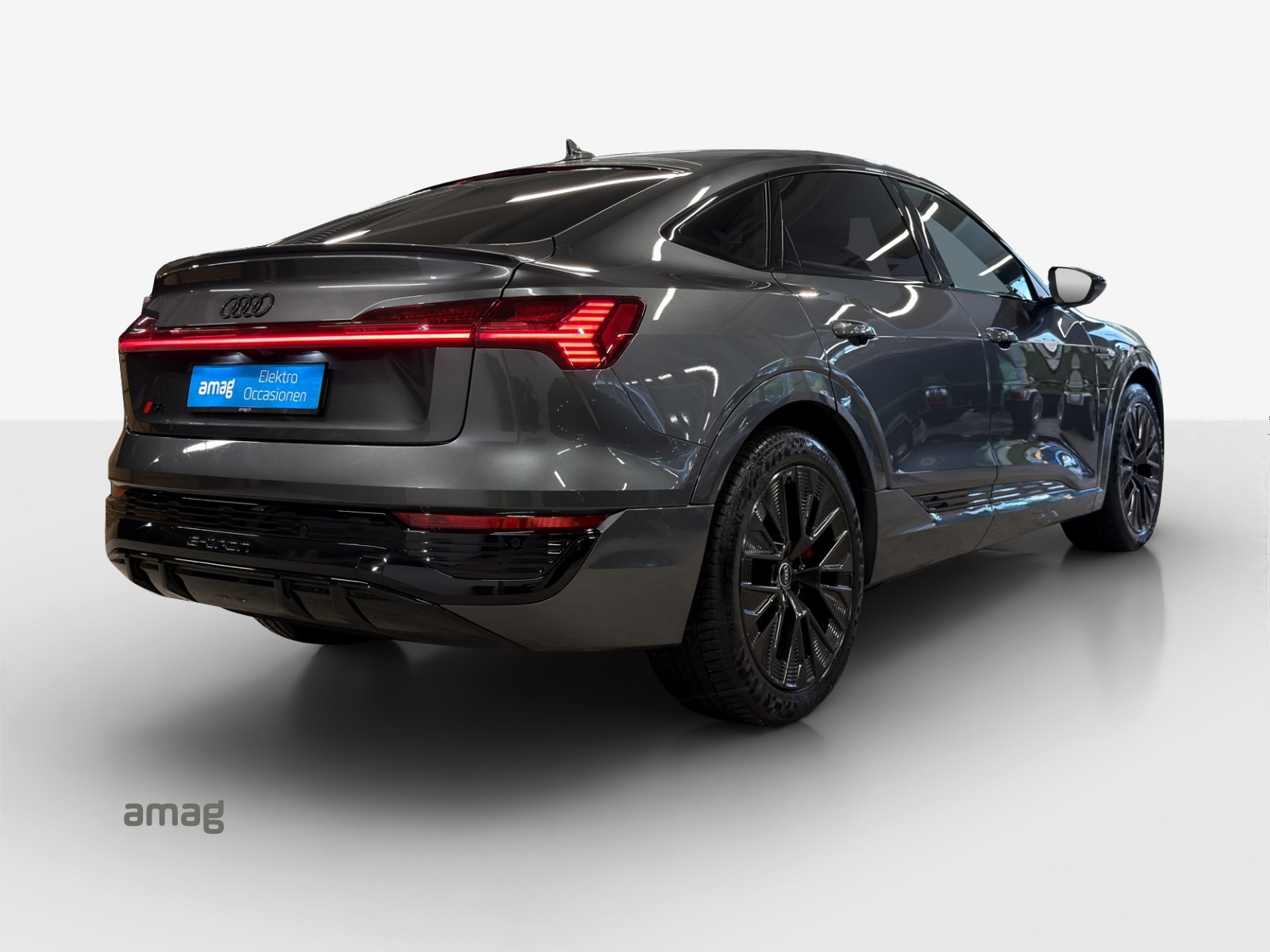 AUDI Q8 Sportback 55 e-tron Black Edition quattro-image-4