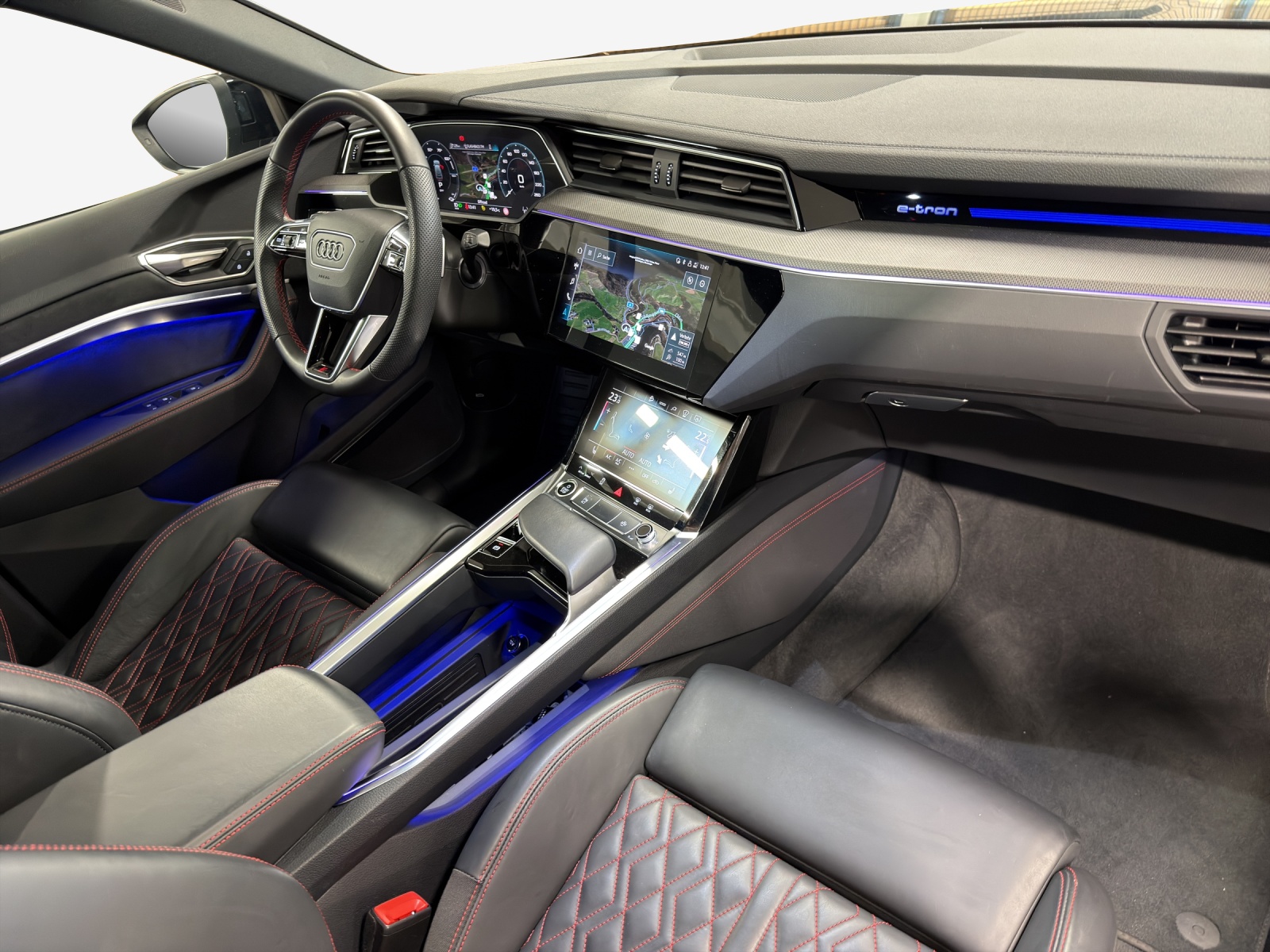 AUDI Q8 Sportback 55 e-tron Black Edition quattro-image-14