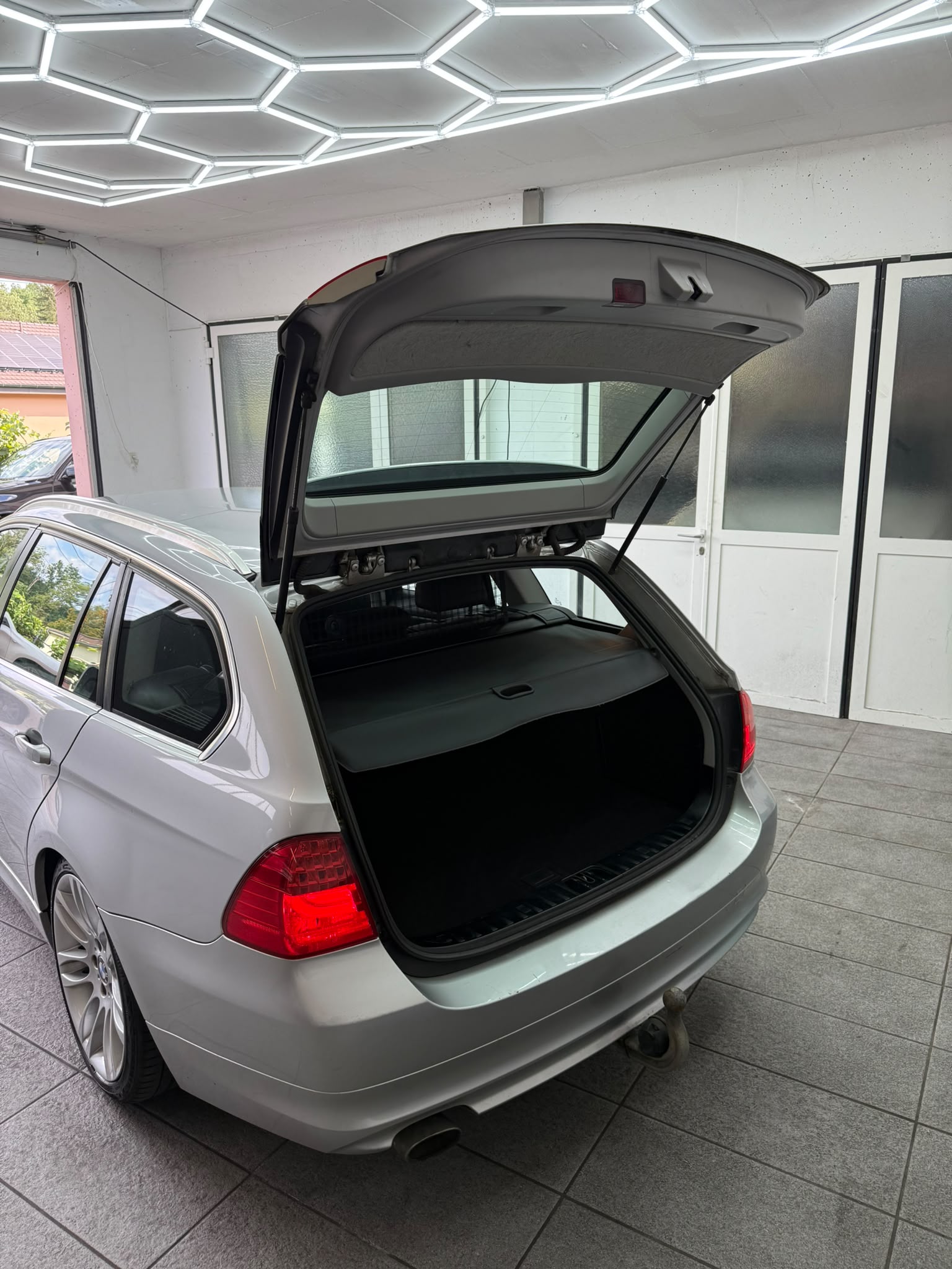 BMW 320d Touring Dynamic Edition-image-3