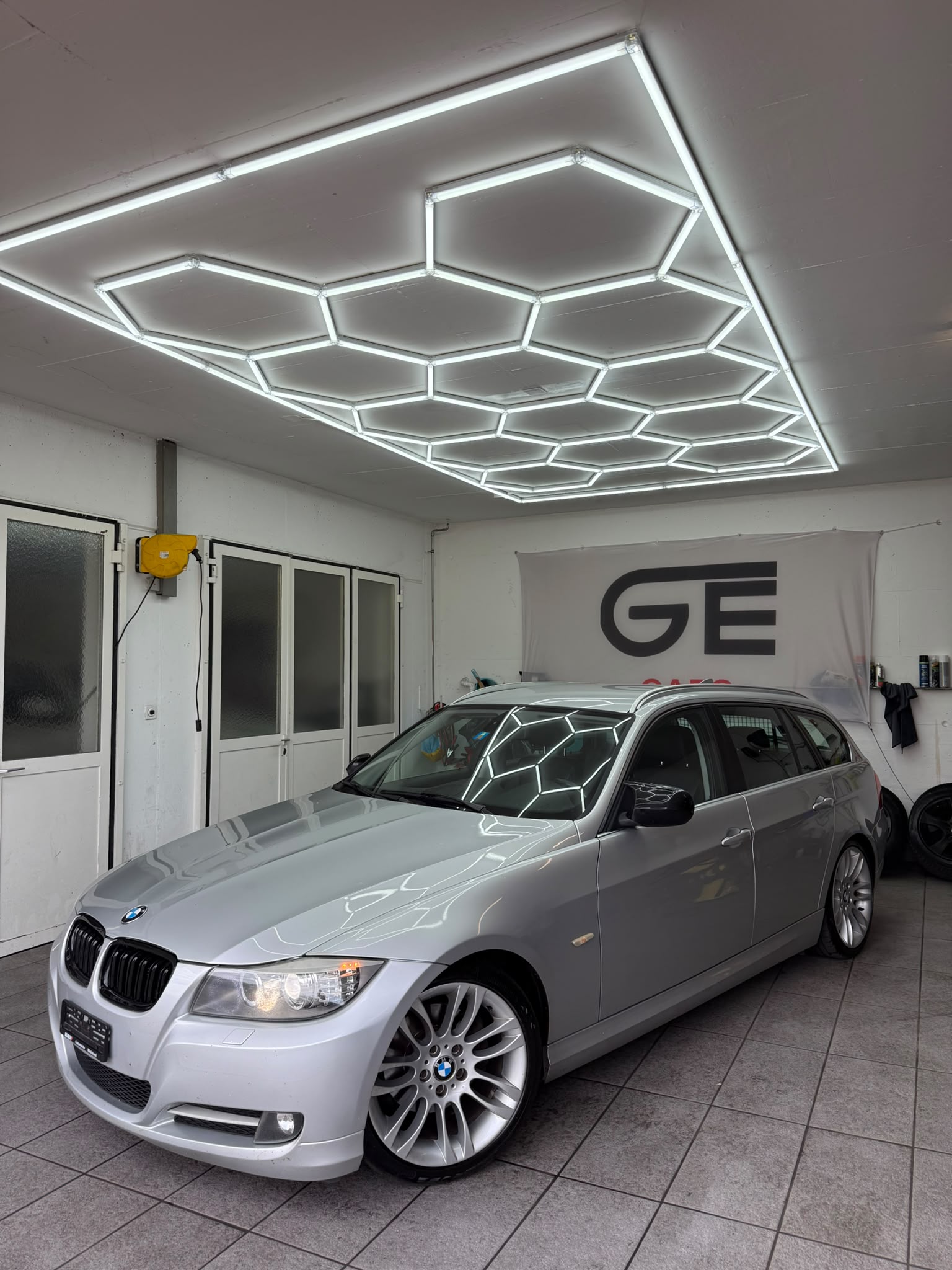 BMW 320d Touring Dynamic Edition-image-0