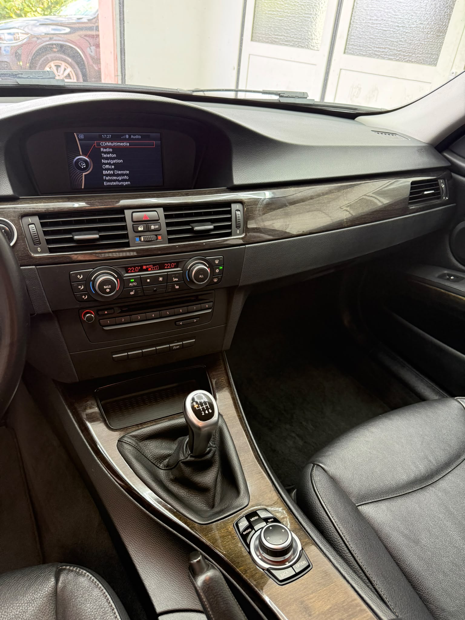 BMW 320d Touring Dynamic Edition-image-7