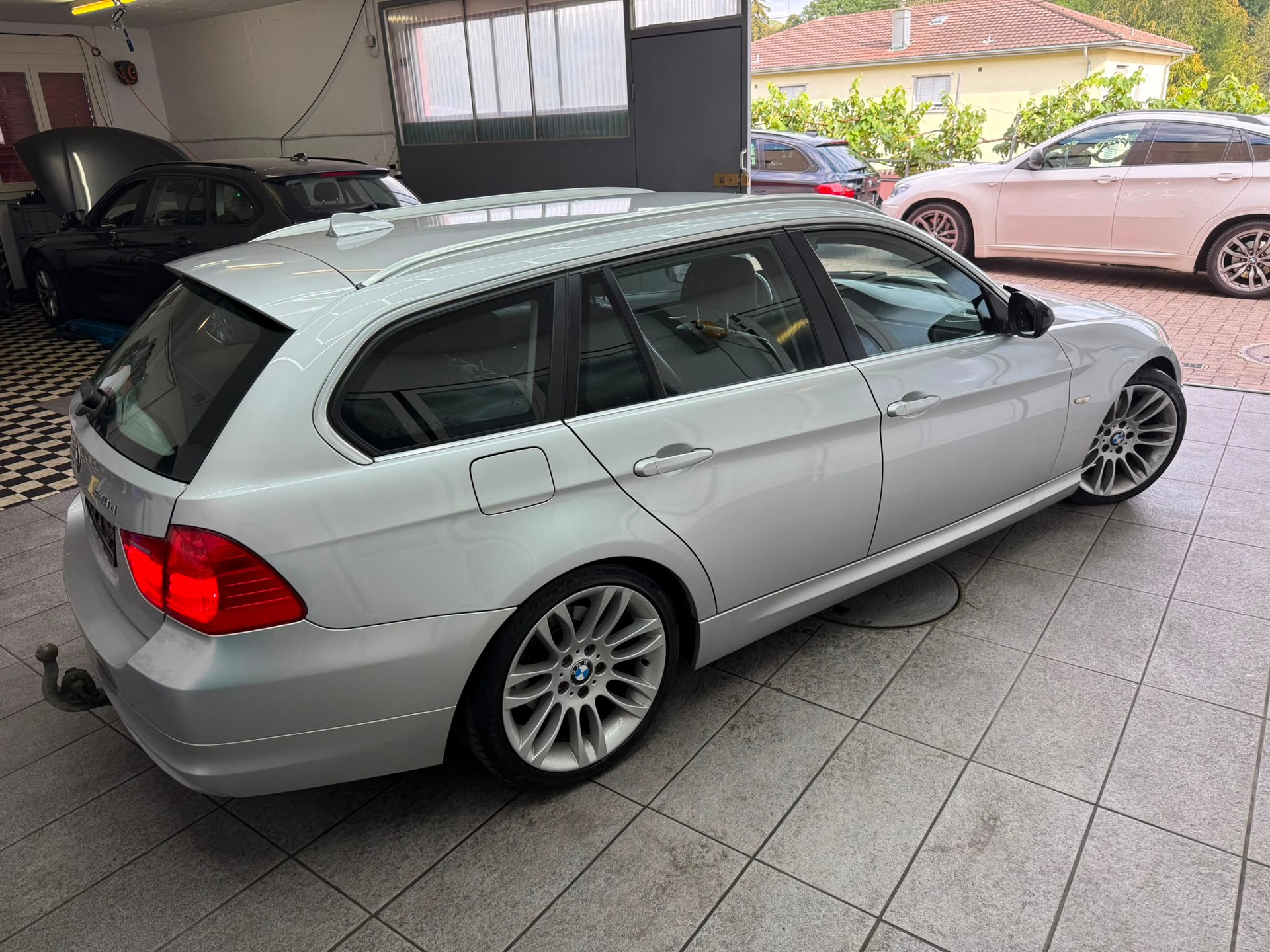 BMW 320d Touring Dynamic Edition-image-2
