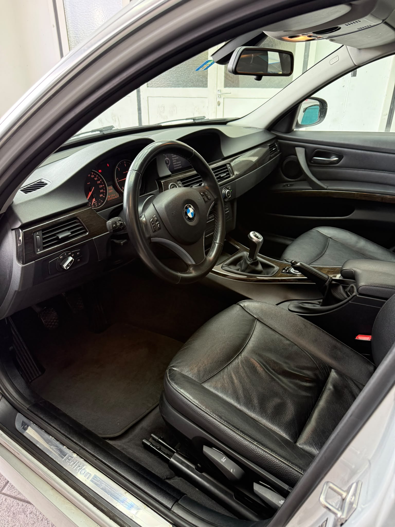 BMW 320d Touring Dynamic Edition-image-4