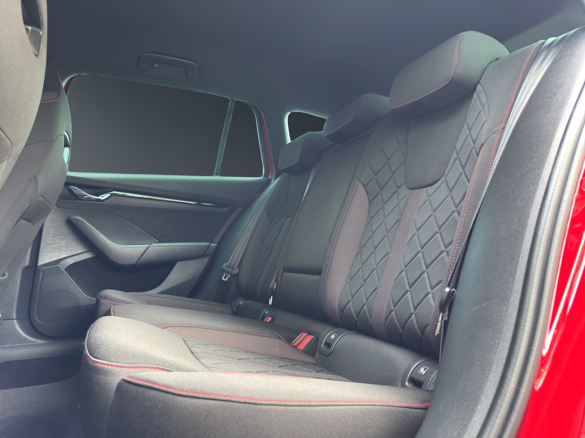 SKODA Octavia Combi 2.0 TDI DSG RS-image-18