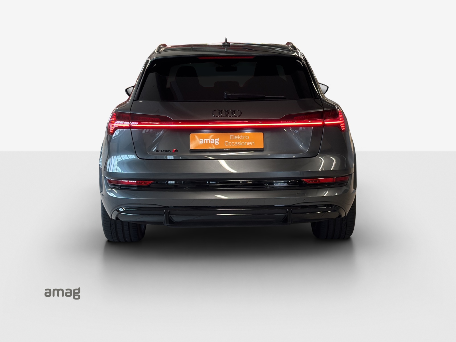 AUDI e-tron S quattro-showroom-element-3
