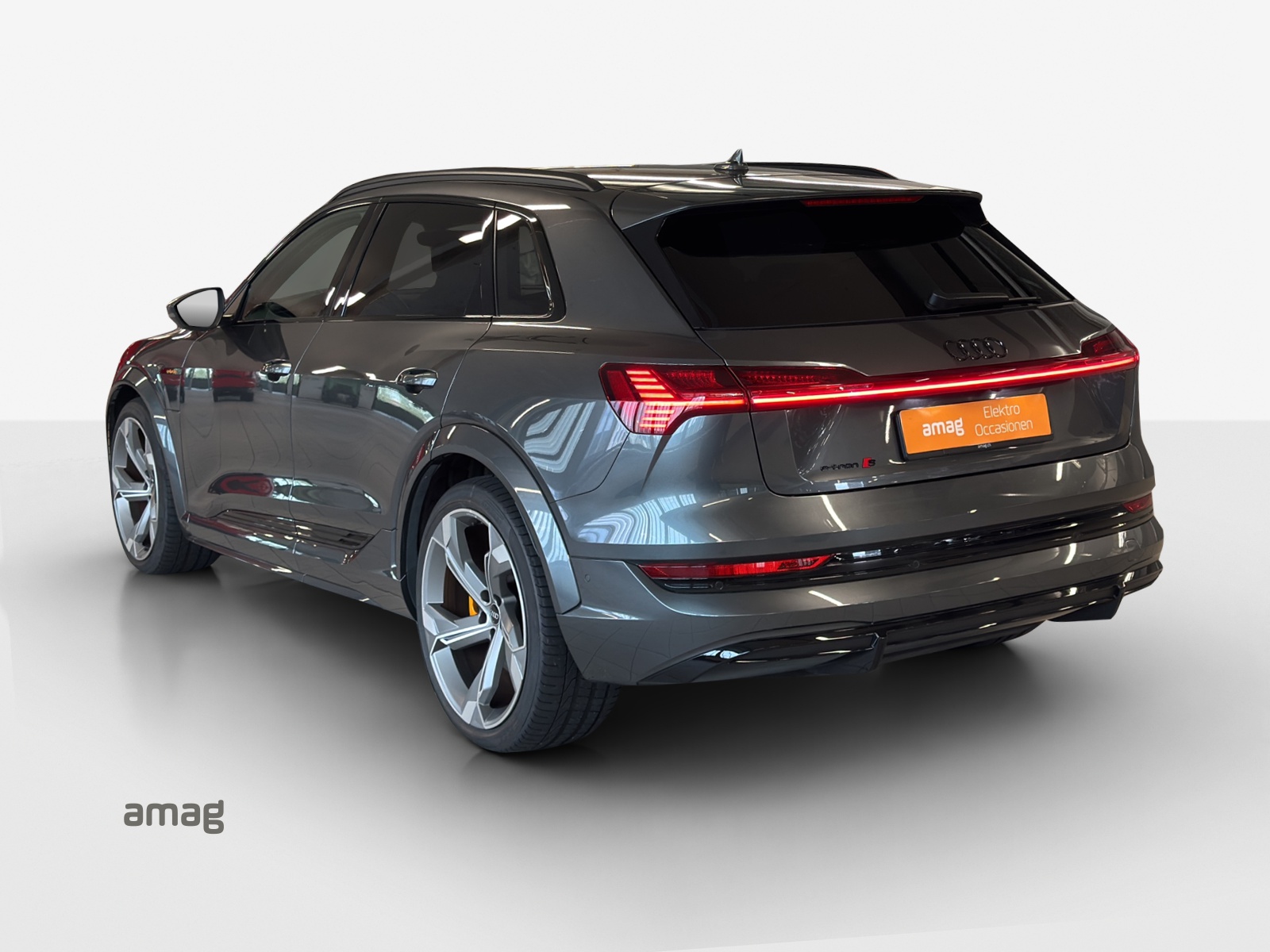 AUDI e-tron S quattro-showroom-element-2