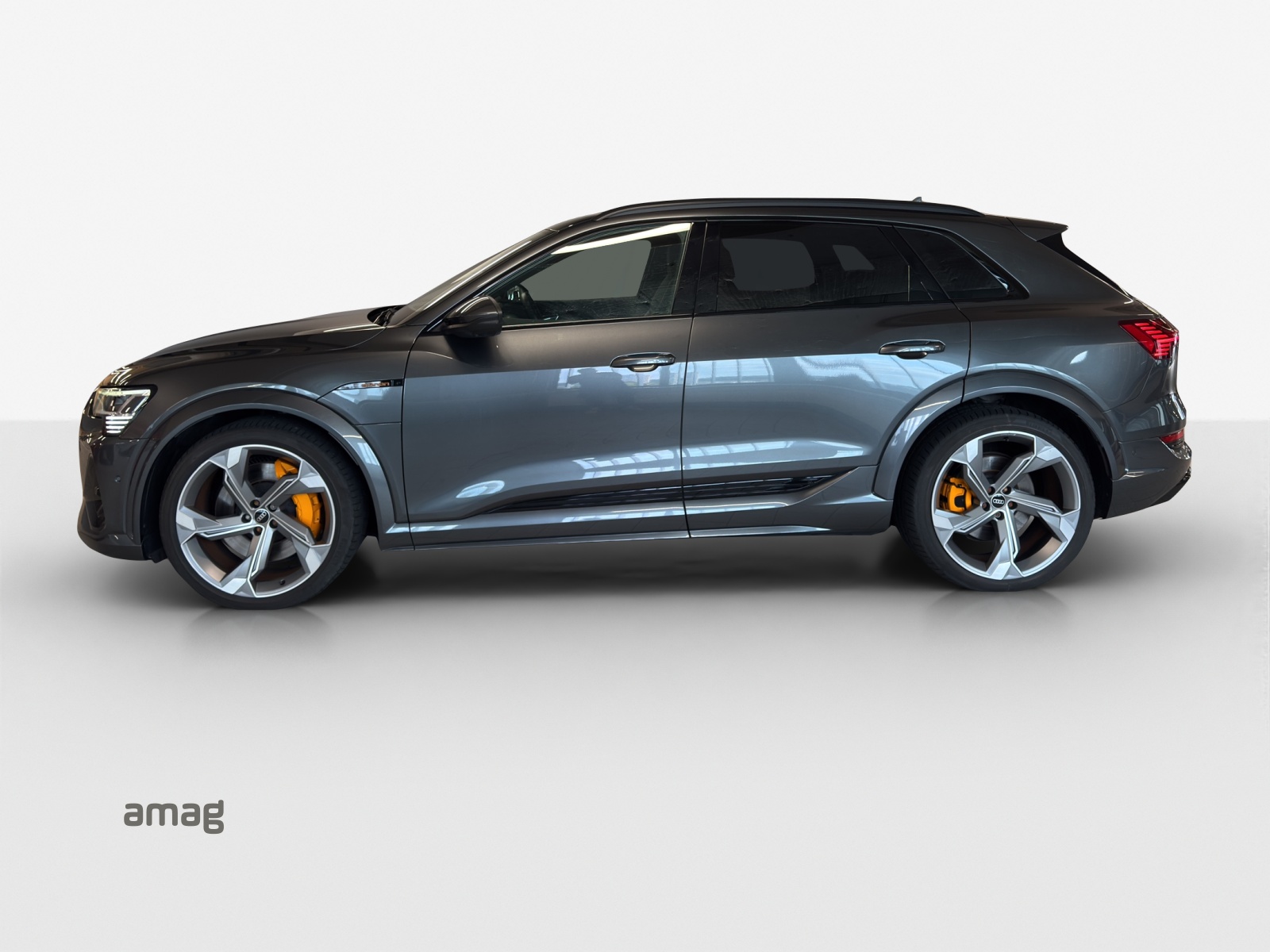 AUDI e-tron S quattro-showroom-element-1