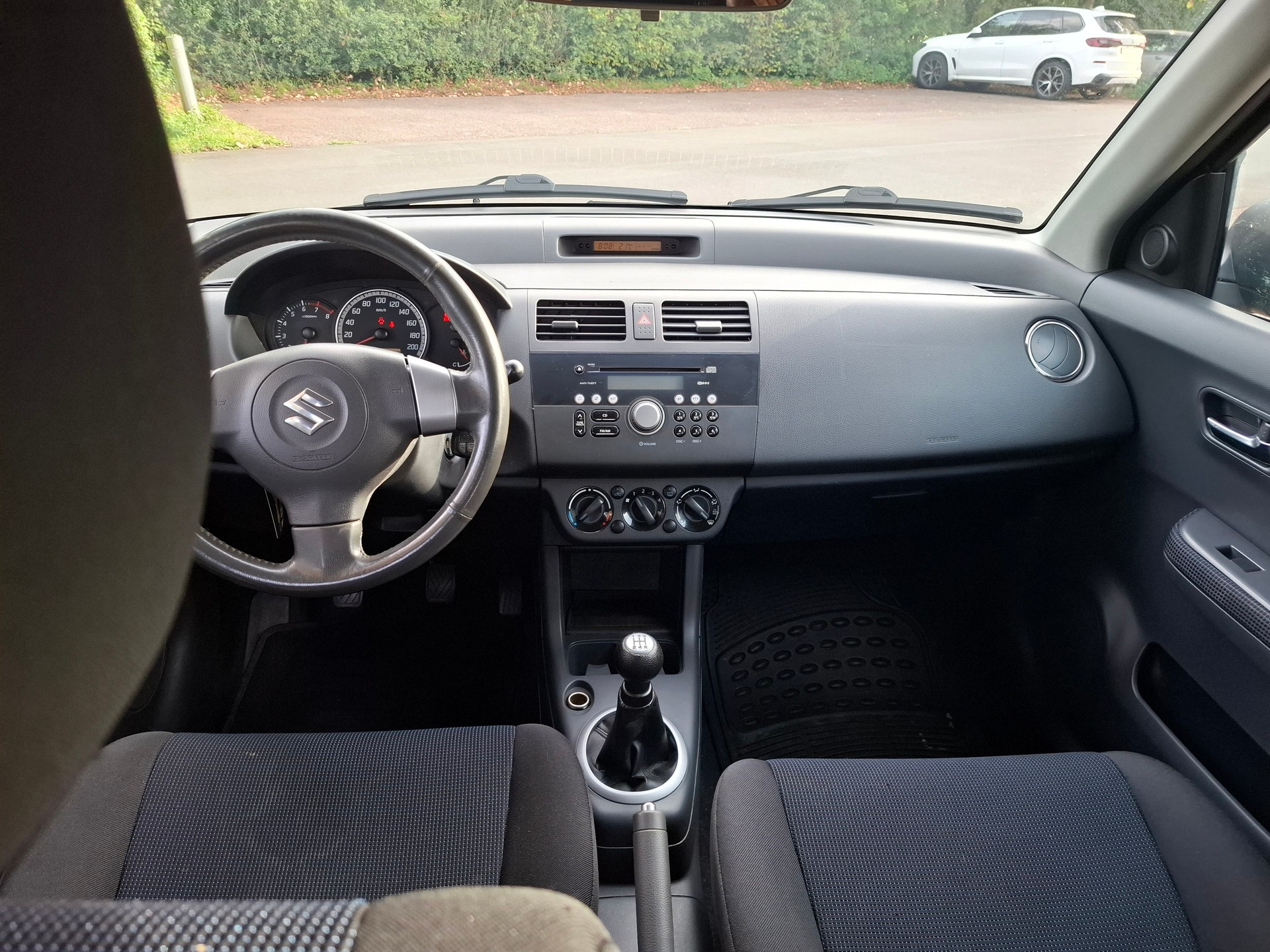 SUZUKI Swift 1.3i 16V GL 4x4-image-9