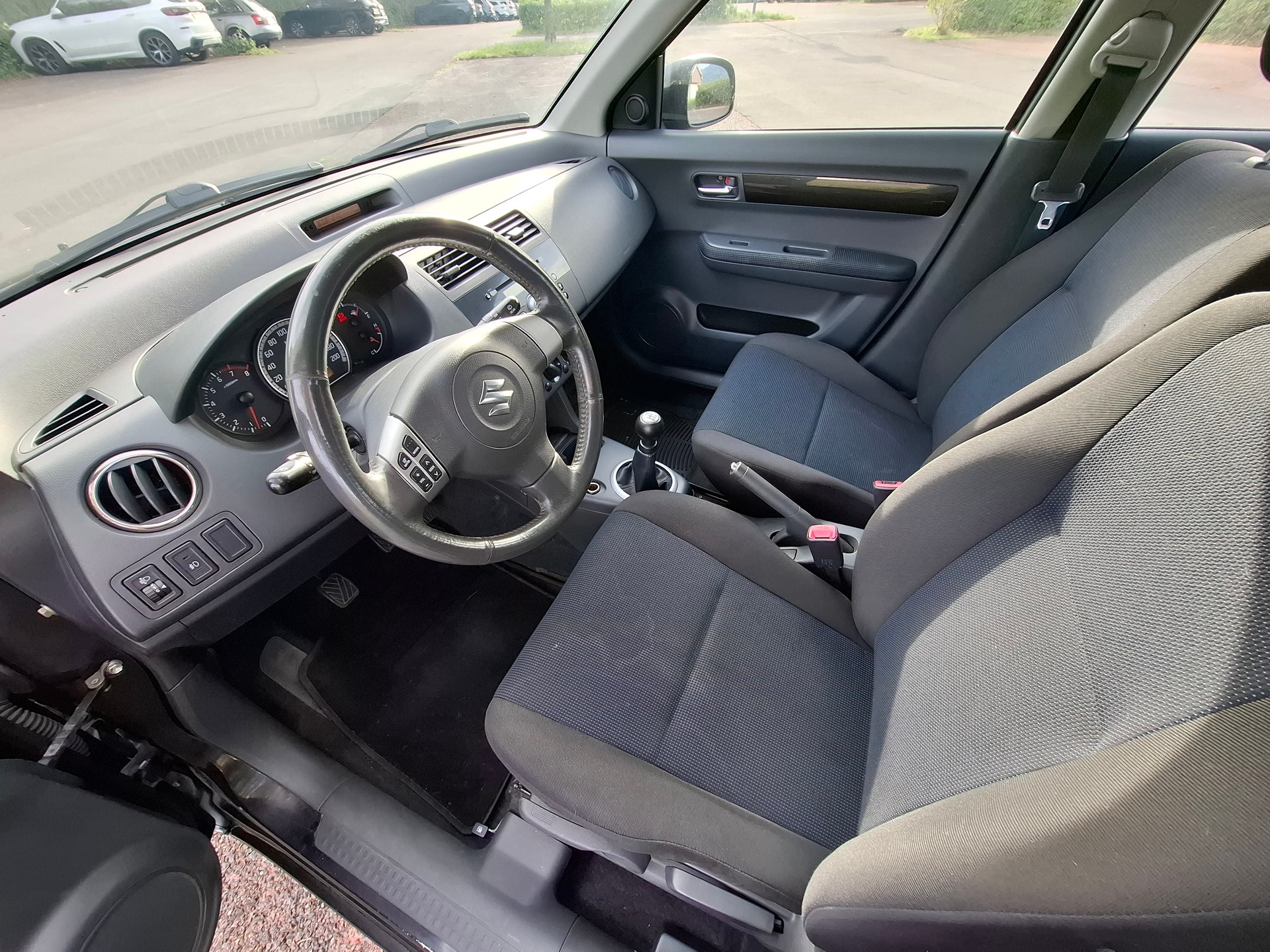 SUZUKI Swift 1.3i 16V GL 4x4-image-10