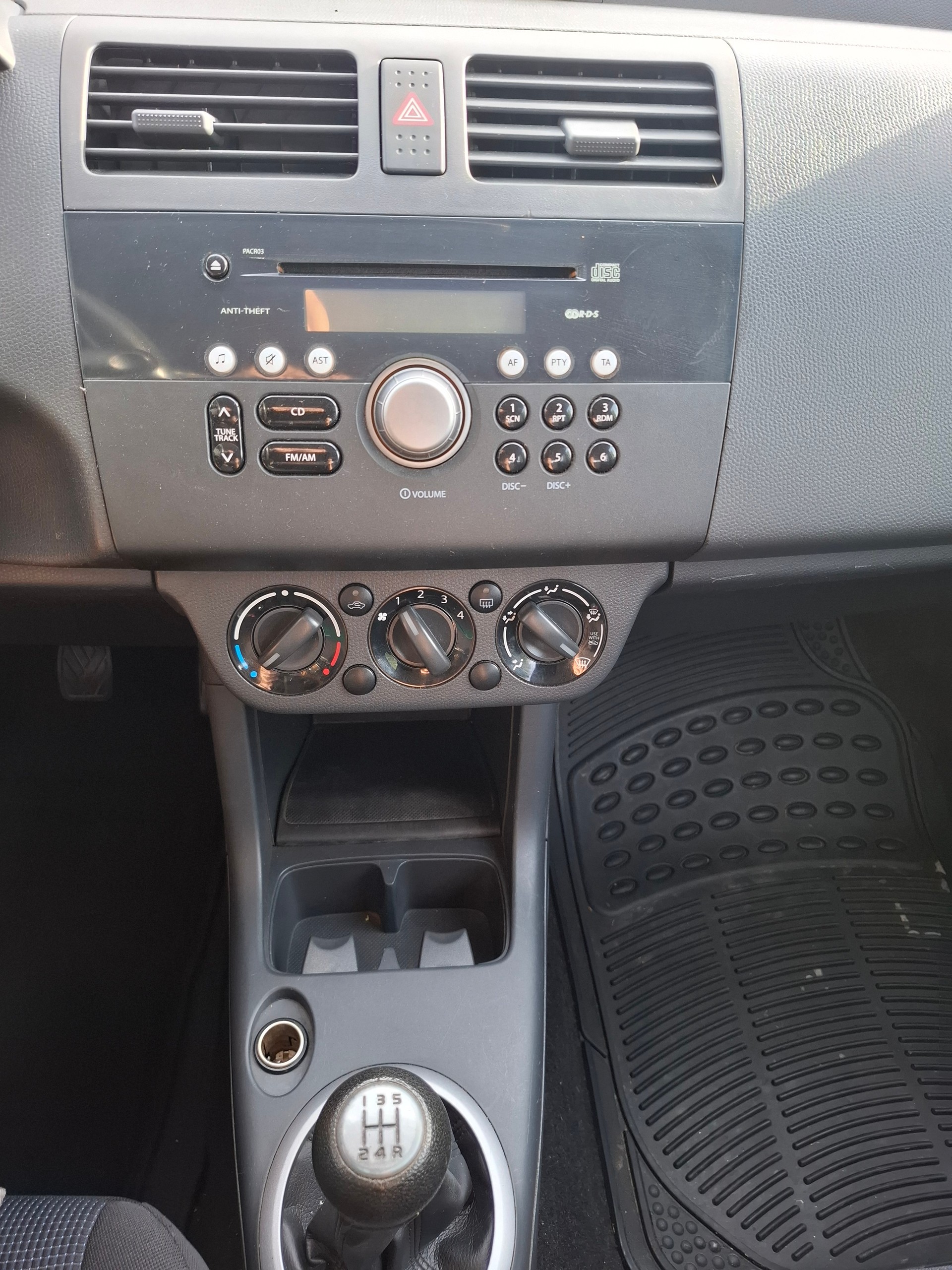 SUZUKI Swift 1.3i 16V GL 4x4-image-12