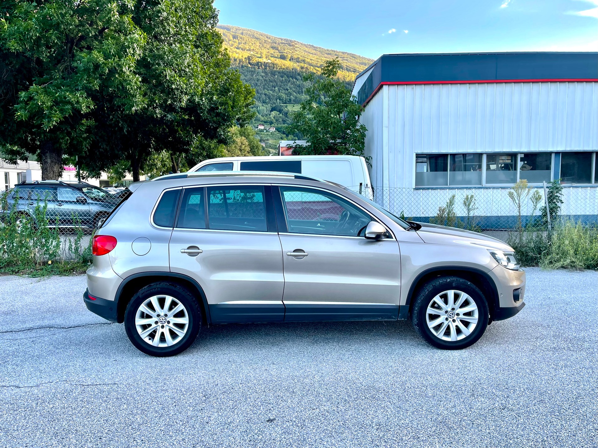 VW Tiguan 2.0 TSI Design 4Motion DSG-image-4
