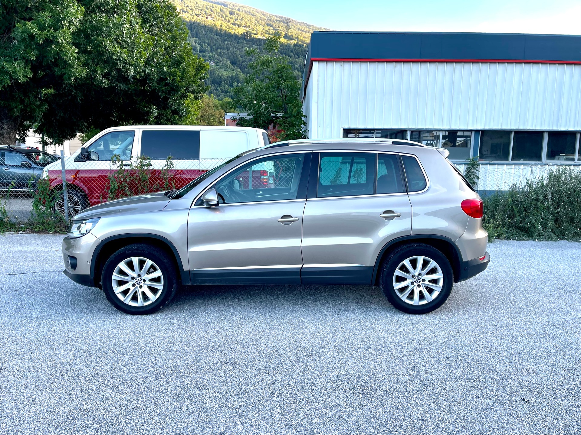 VW Tiguan 2.0 TSI Design 4Motion DSG-image-3
