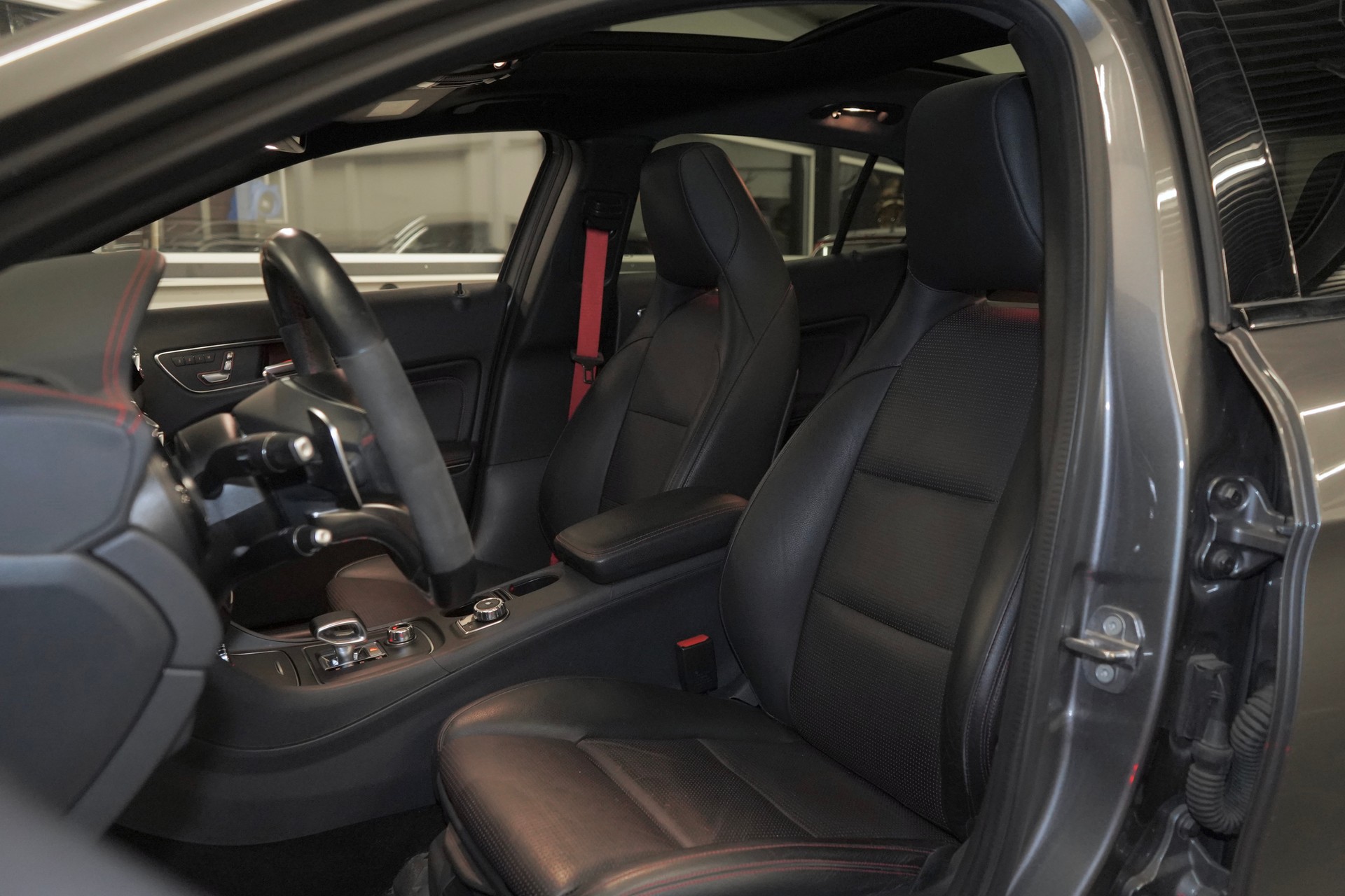 MERCEDES-BENZ GLA 45 AMG Yellow Night Edition 4Matic 7G * -DCT * Assist: 360 Kamera, Parktronic, Garantie 12Monate oder 20`000KM,-image-5