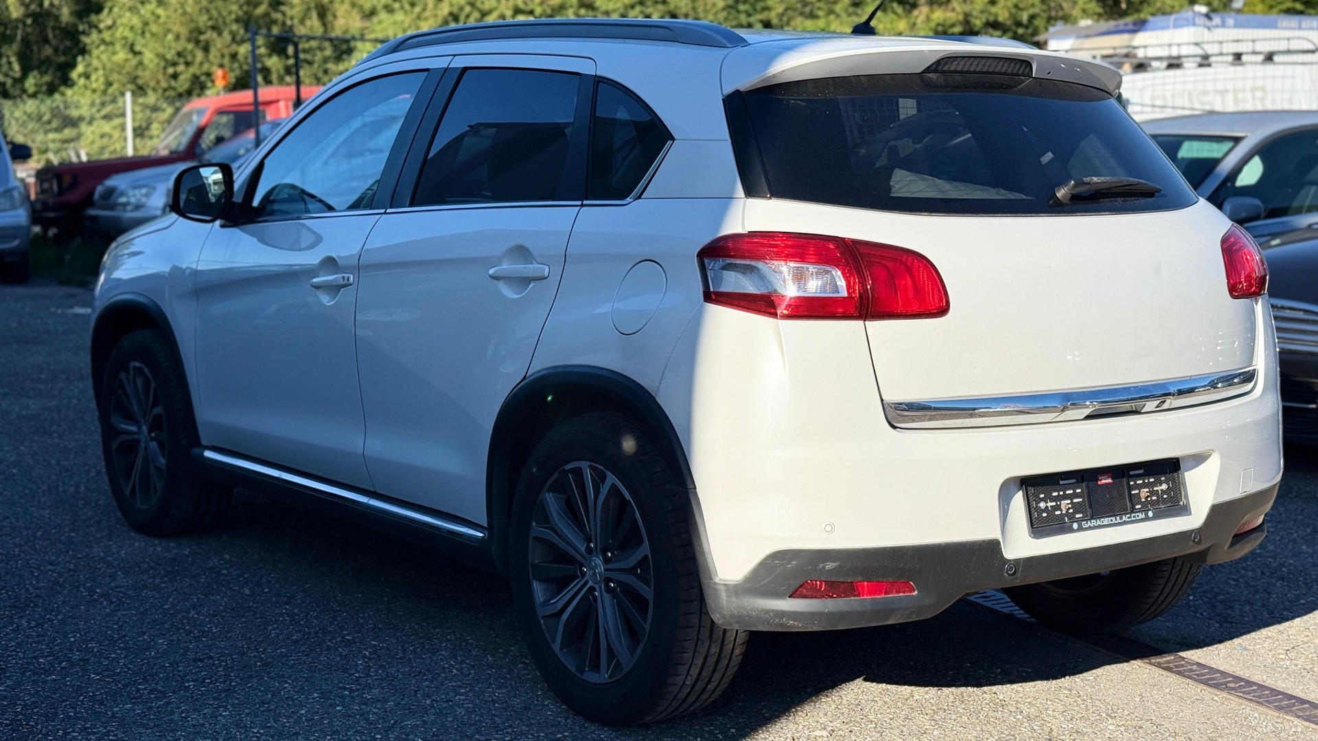 PEUGEOT 4008 1.8 HDi Allure 4WD-image-2