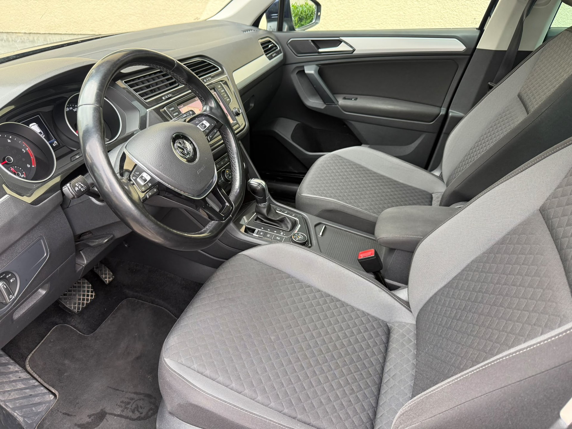 VW Tiguan 2.0 TDI SCR Comfortline 4Motion DSG-image-8