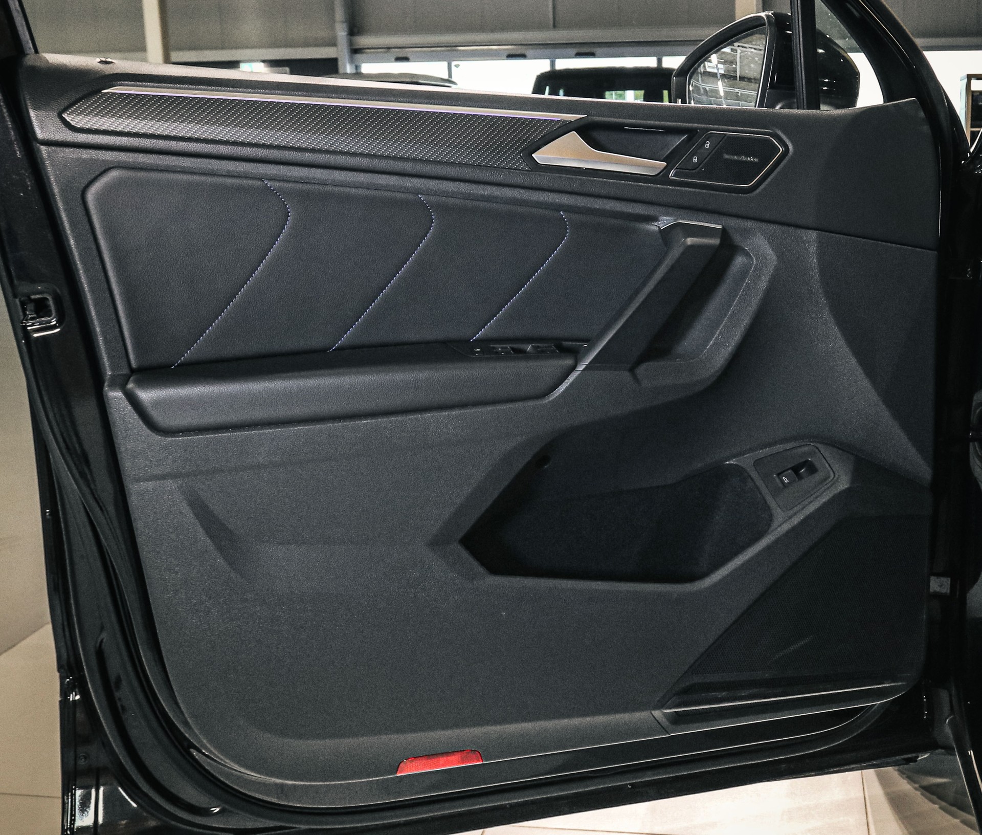VW Tiguan 2.0TSI R 4Motion DSG-image-22