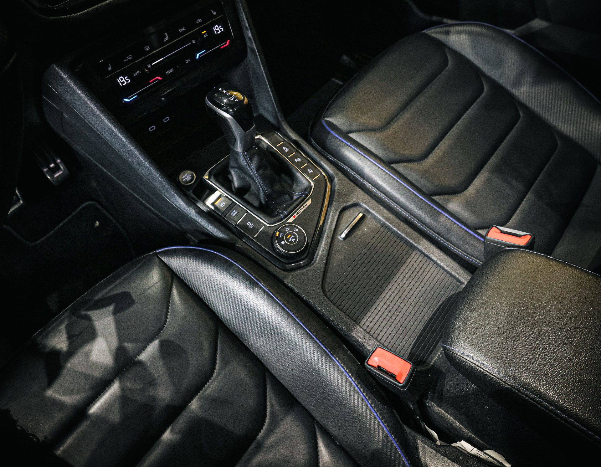 VW Tiguan 2.0TSI R 4Motion DSG-image-17