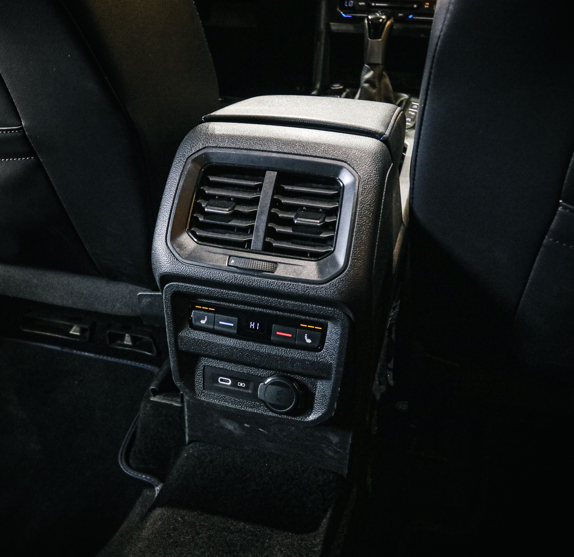 VW Tiguan 2.0TSI R 4Motion DSG-image-13