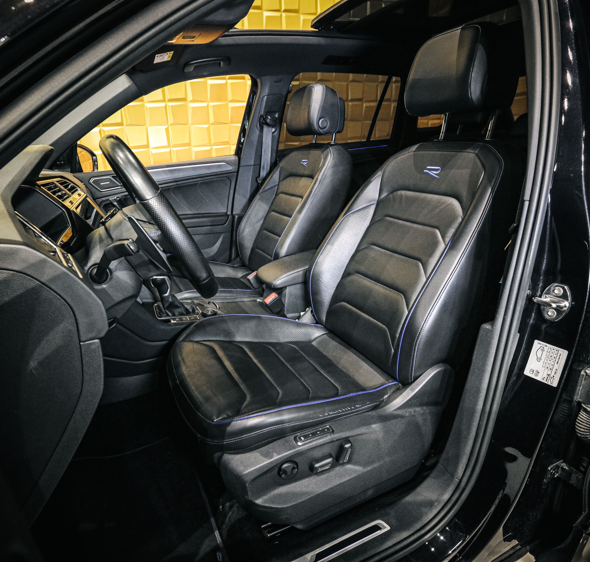 VW Tiguan 2.0TSI R 4Motion DSG-image-10