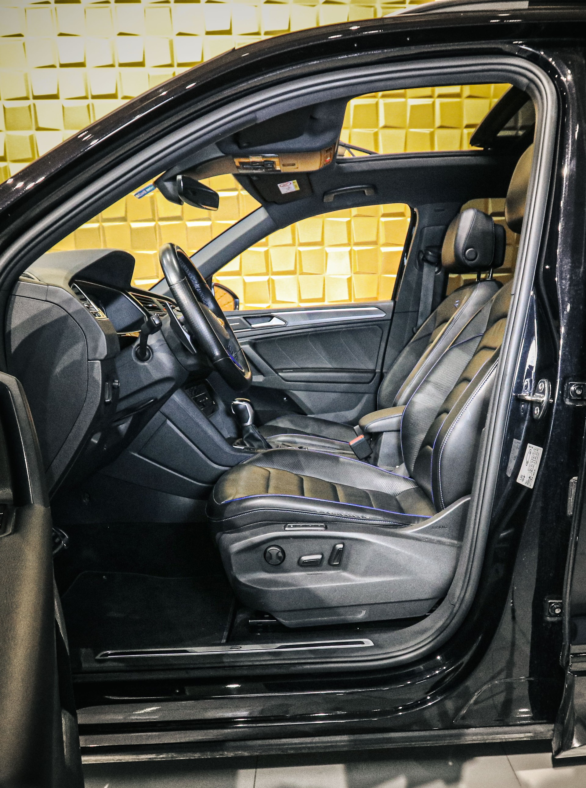 VW Tiguan 2.0TSI R 4Motion DSG-image-9