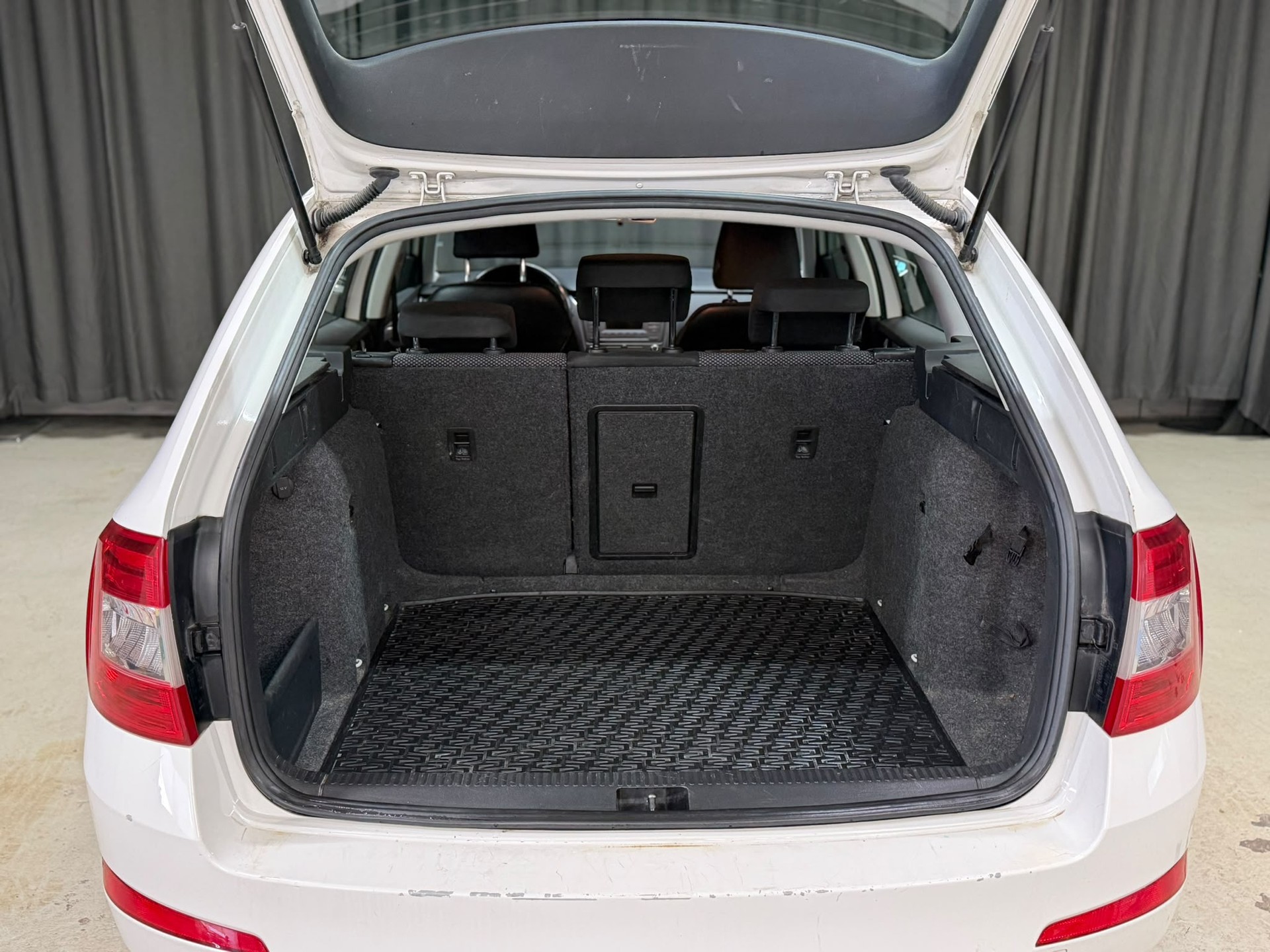 SKODA Octavia Combi 1.4 TSI Active-image-11