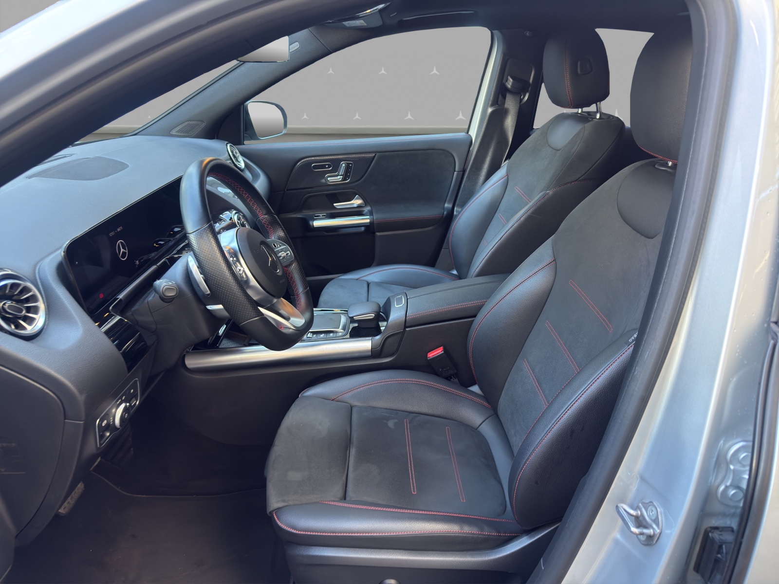 MERCEDES-BENZ GLA 200 d 4M - AMG / DISTRONIC / Rückfahrkamera / Premium-Plus-image-7