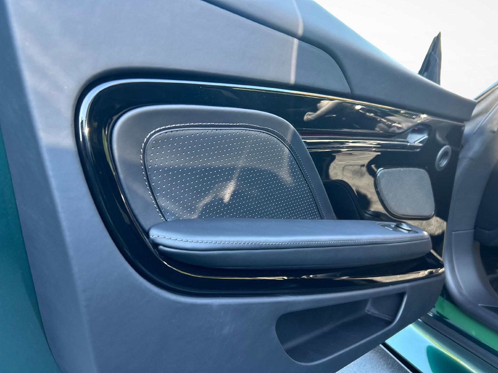 ASTON MARTIN DB12 Coupé 4.0 S V8 Bi-Turbo-image-16