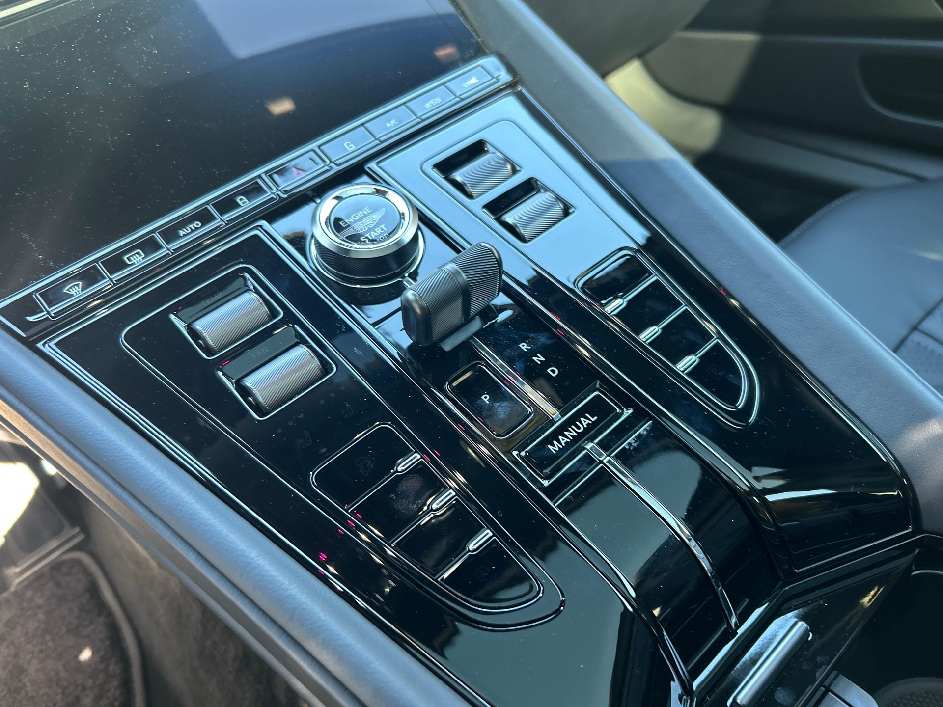 ASTON MARTIN DB12 Coupé 4.0 S V8 Bi-Turbo-image-12