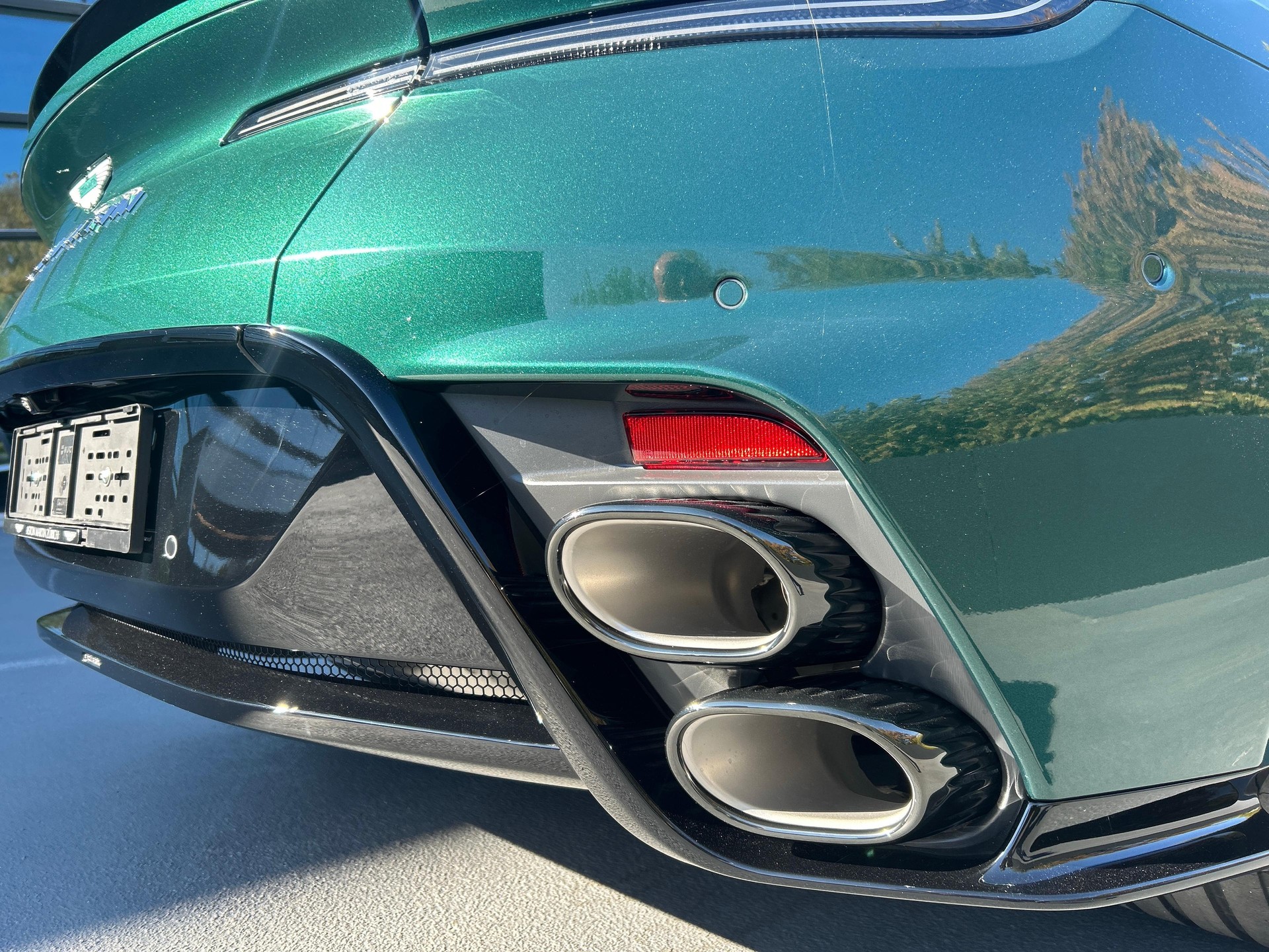 ASTON MARTIN DB12 Coupé 4.0 S V8 Bi-Turbo-image-24