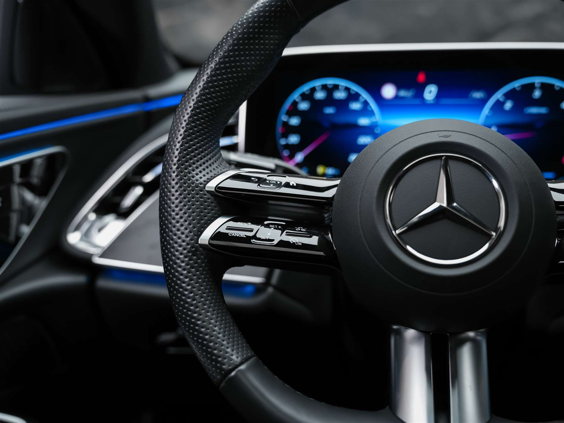 MERCEDES-BENZ E 220 d AMG Line 9G-Tronic "21" Felgen*Werksgarantie*Panorama*Lenkradheizung*-image-27