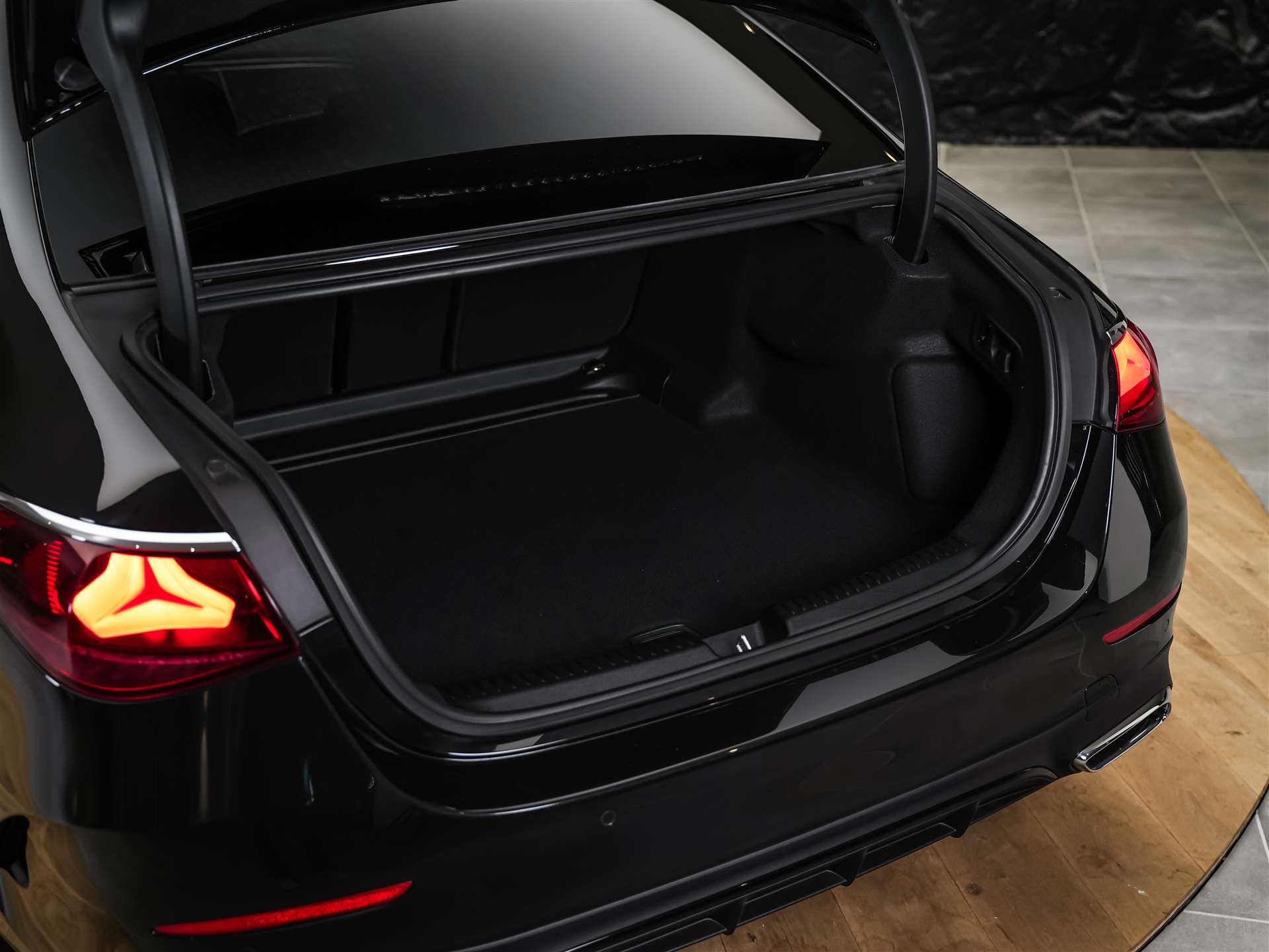 MERCEDES-BENZ E 220 d AMG Line 9G-Tronic "21" Felgen*Werksgarantie*Panorama*Lenkradheizung*-image-44