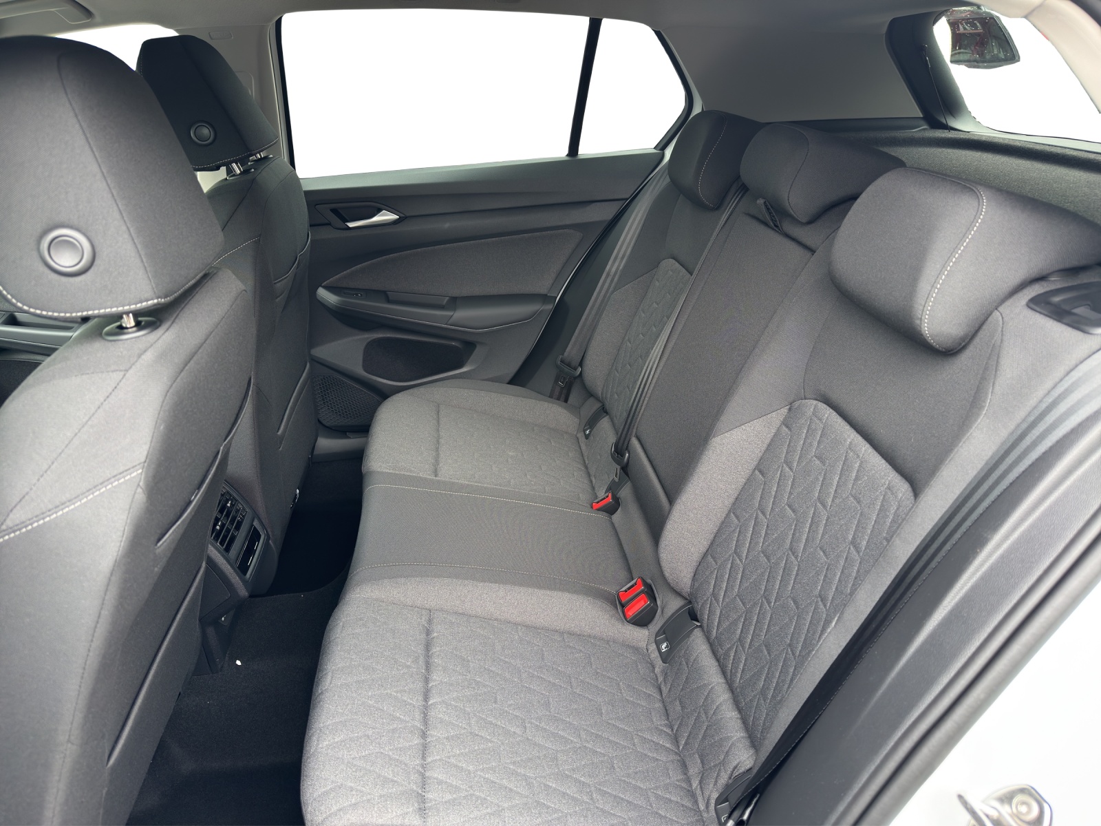 VW Golf 1.5 TSI PHEV Life-image-13