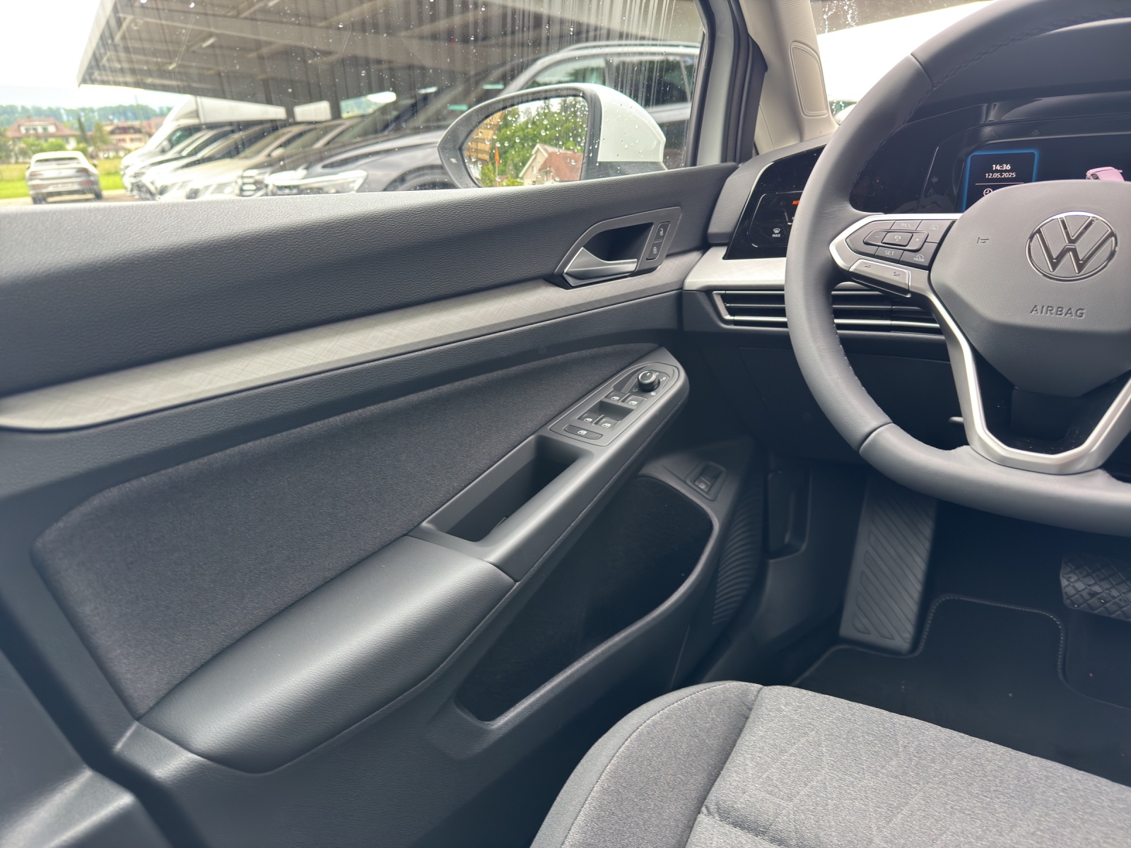 VW Golf 1.5 TSI PHEV Life-image-12