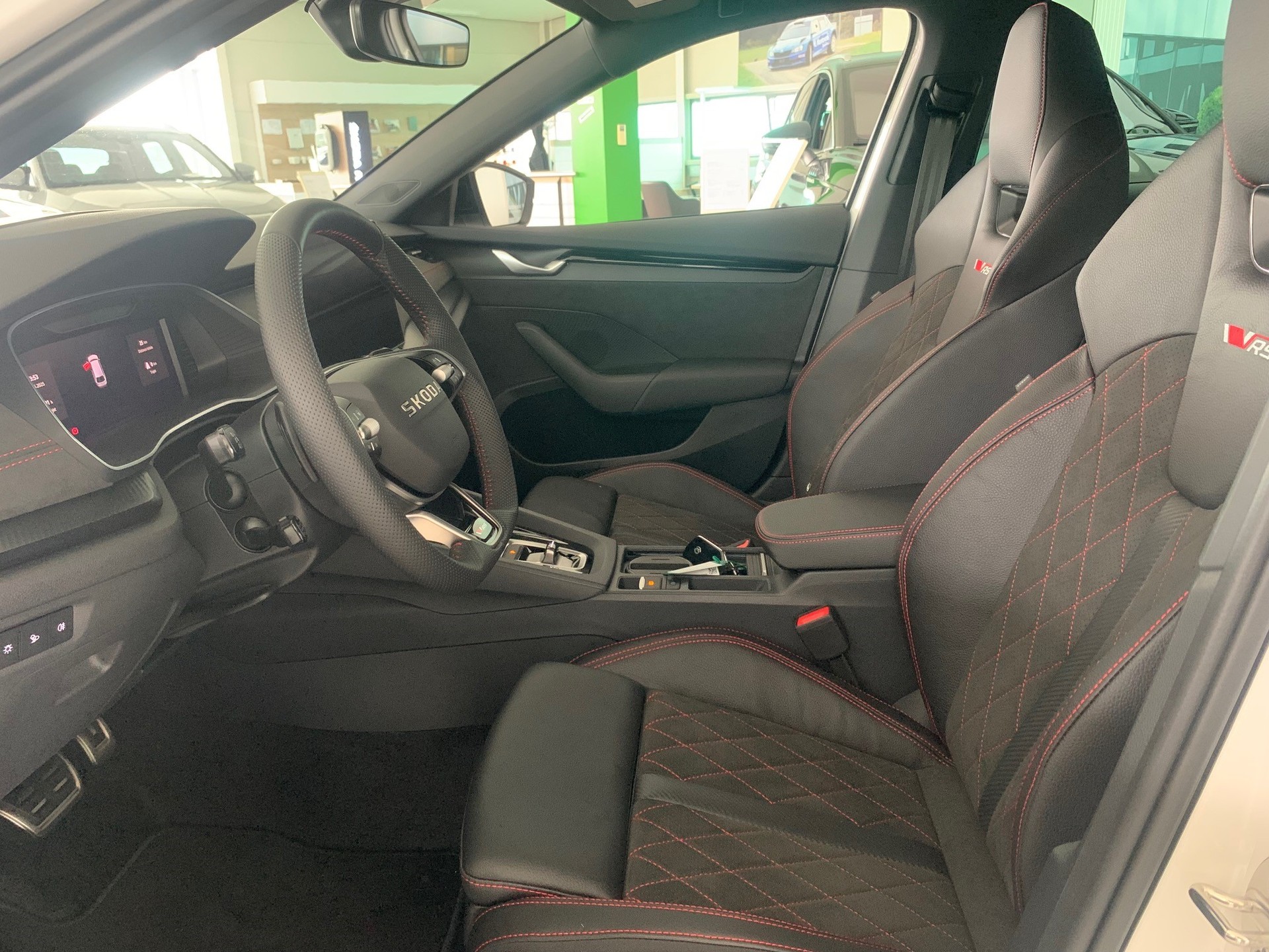 SKODA Octavia Combi 2.0 TSI DSG RS-image-3