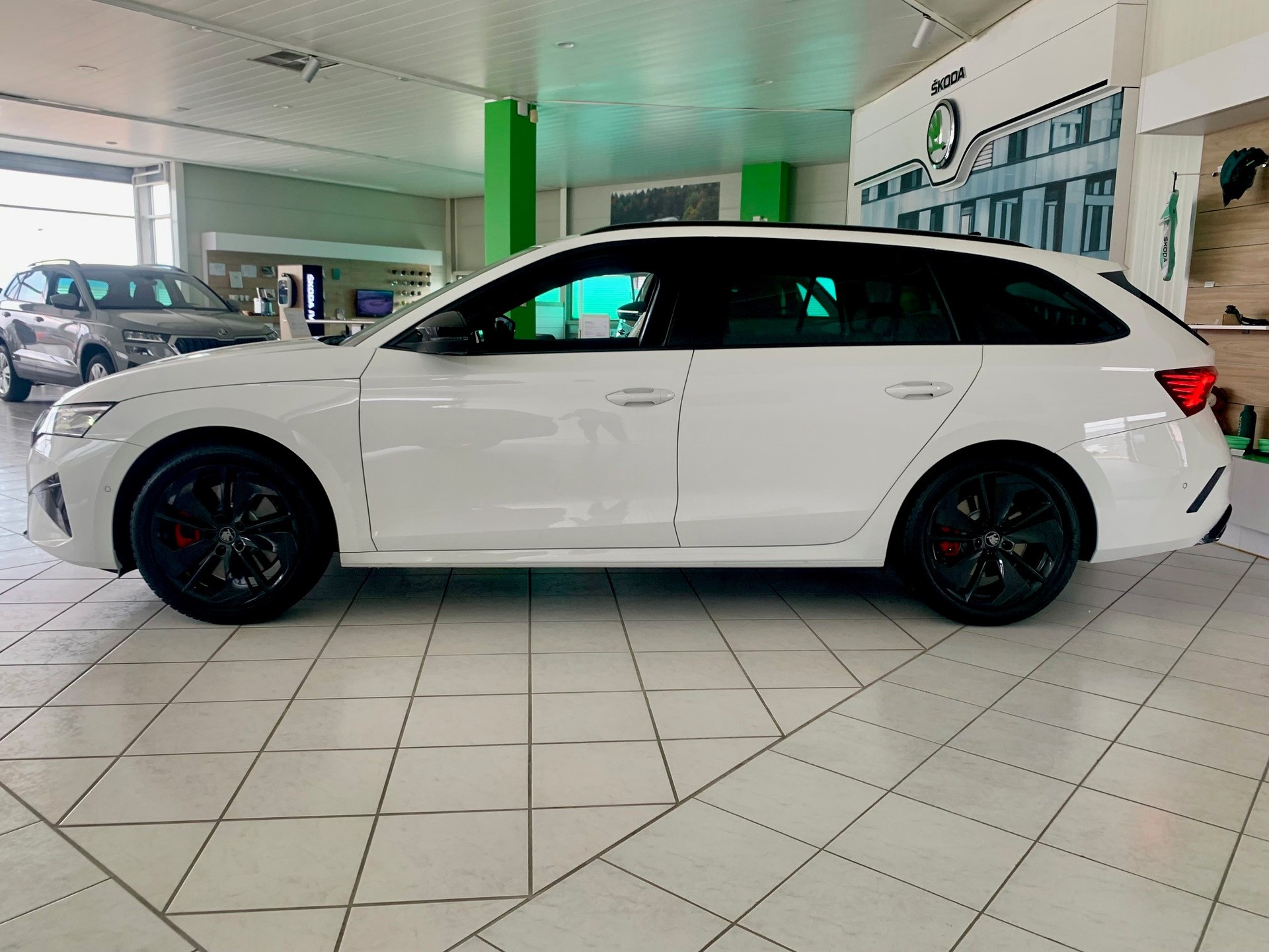 SKODA Octavia Combi 2.0 TSI DSG RS-image-1