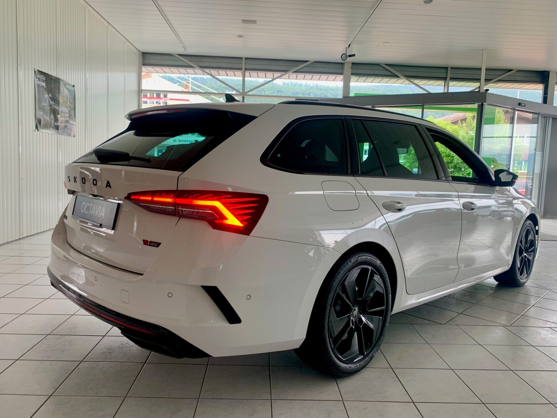 SKODA Octavia Combi 2.0 TSI DSG RS-image-2