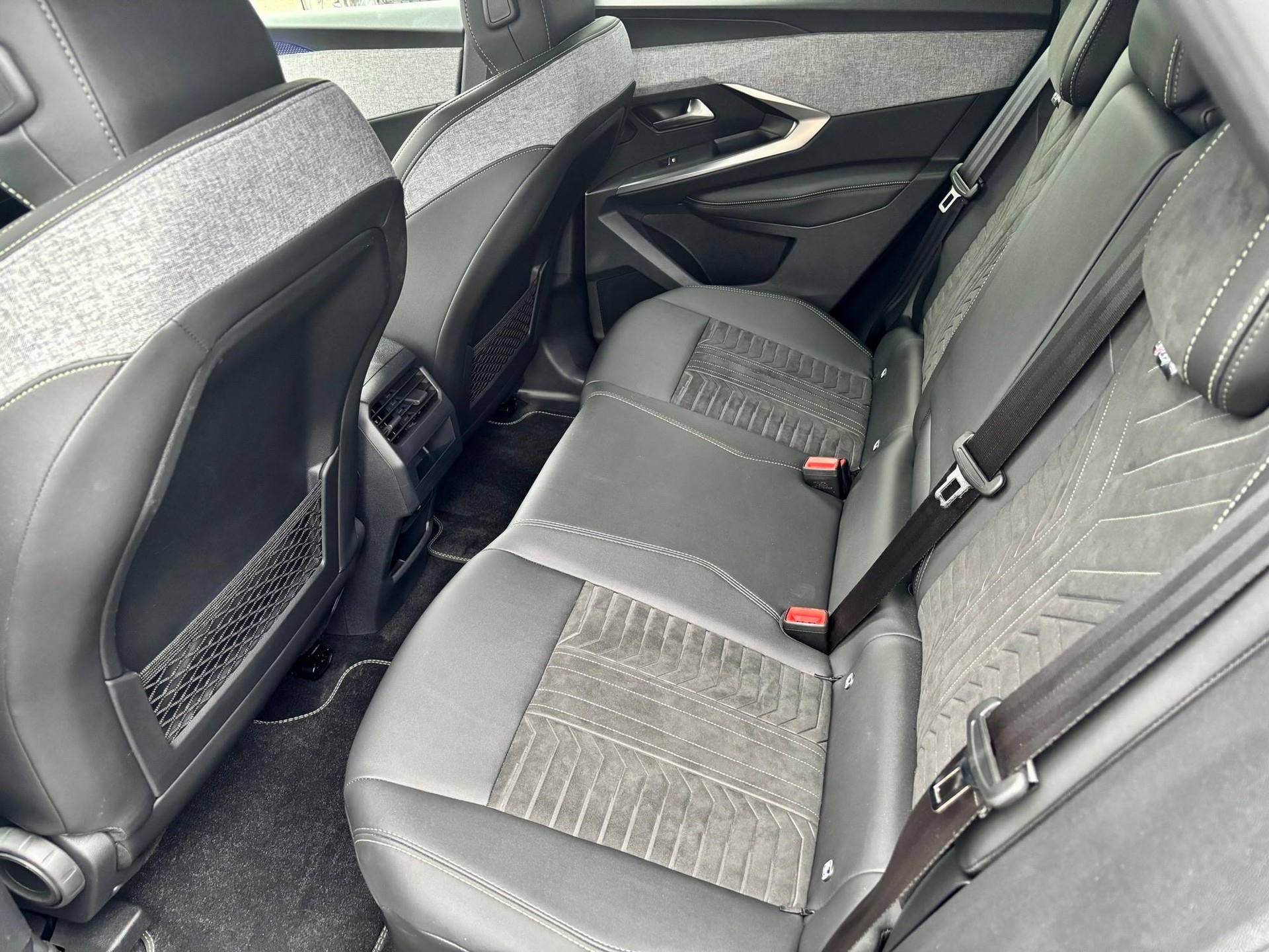 PEUGEOT 3008 e-GT-image-8