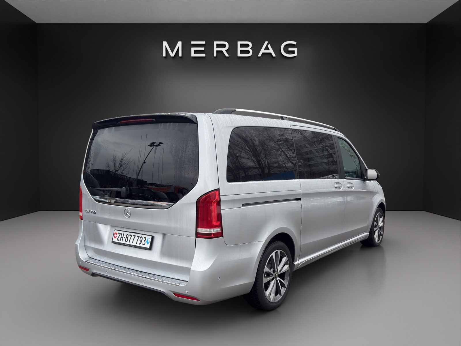 MERCEDES-BENZ EQV 300 lang-image-1