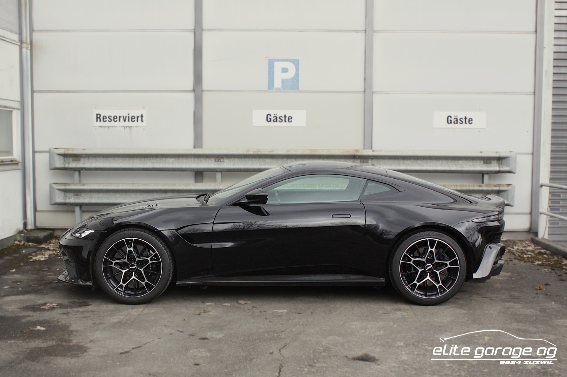 ASTON MARTIN V8 Vantage 4.0 AMR Coupé 1/200 Manuell-image-1