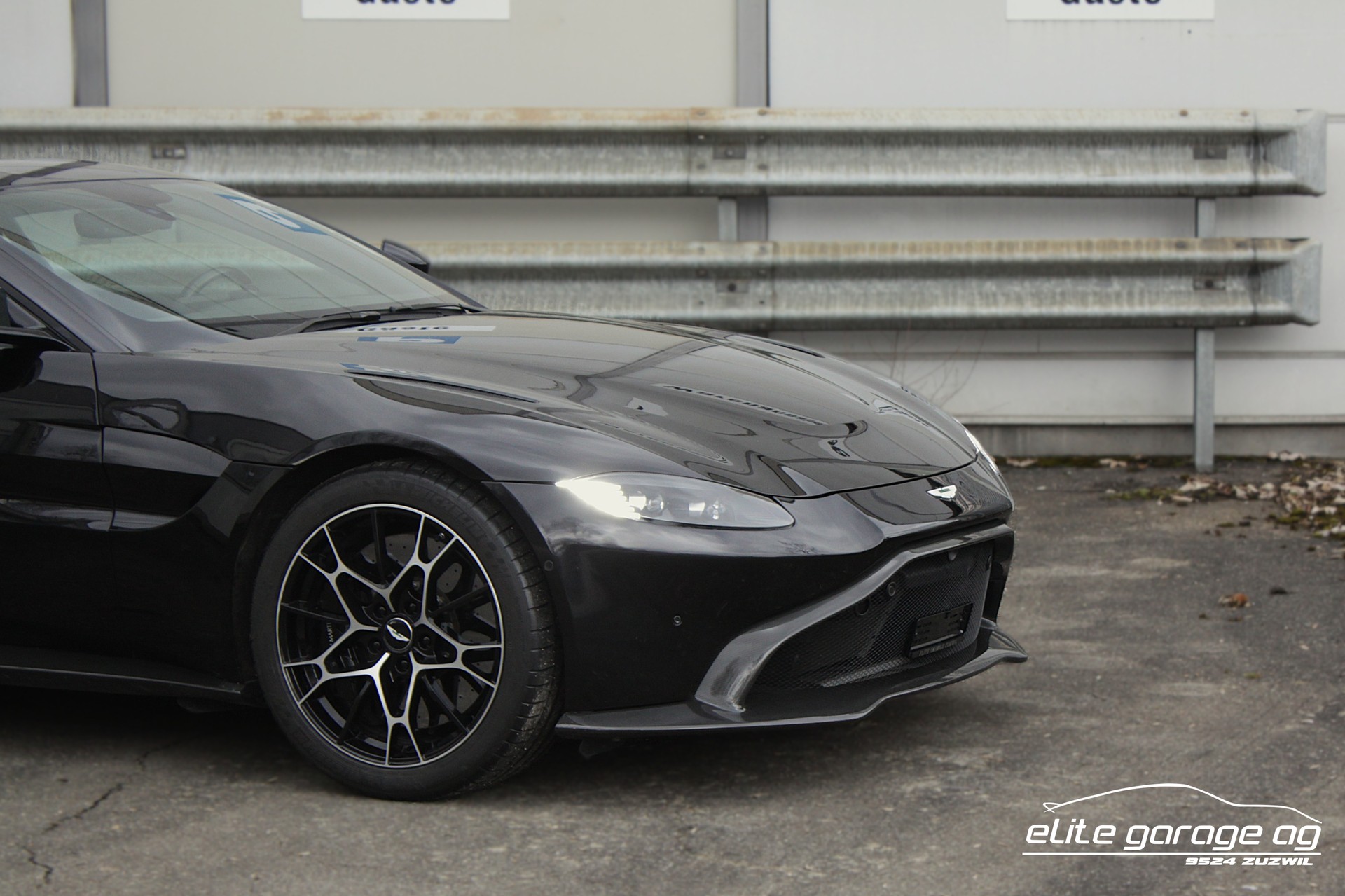 ASTON MARTIN V8 Vantage 4.0 AMR Coupé 1/200 Manuell-image-8