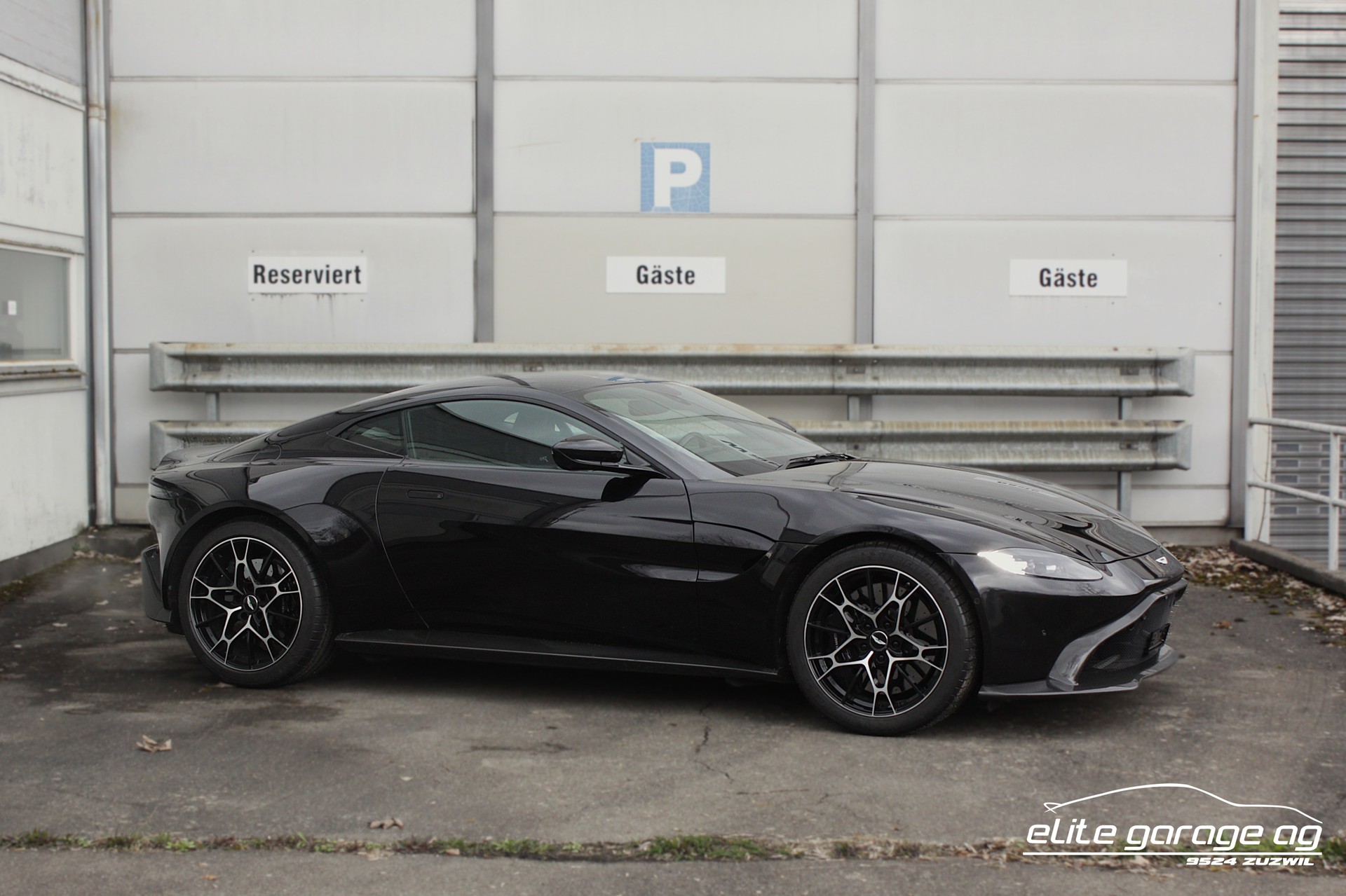 ASTON MARTIN V8 Vantage 4.0 AMR Coupé 1/200 Manuell-image-6
