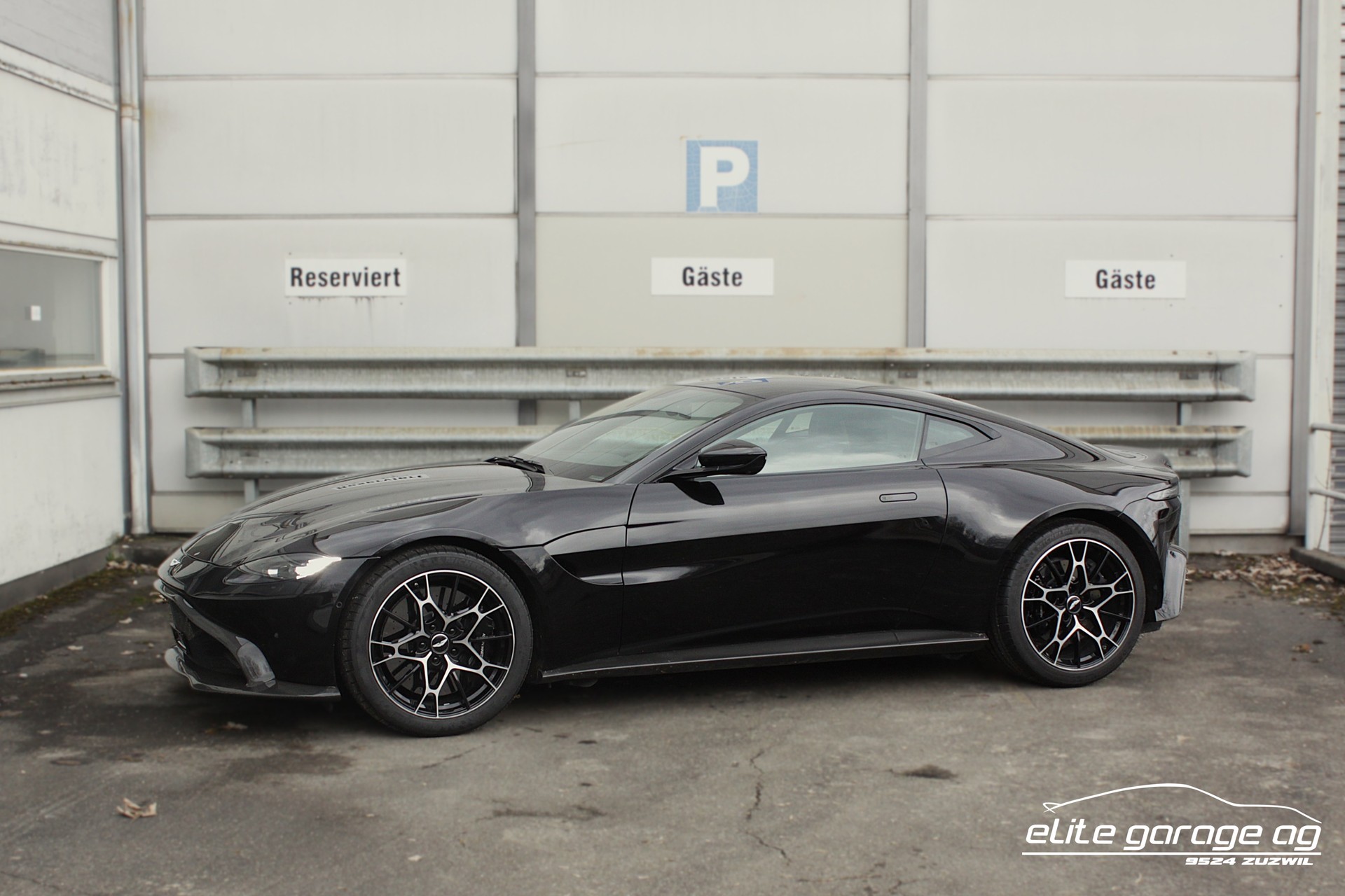 ASTON MARTIN V8 Vantage 4.0 AMR Coupé 1/200 Manuell-image-0