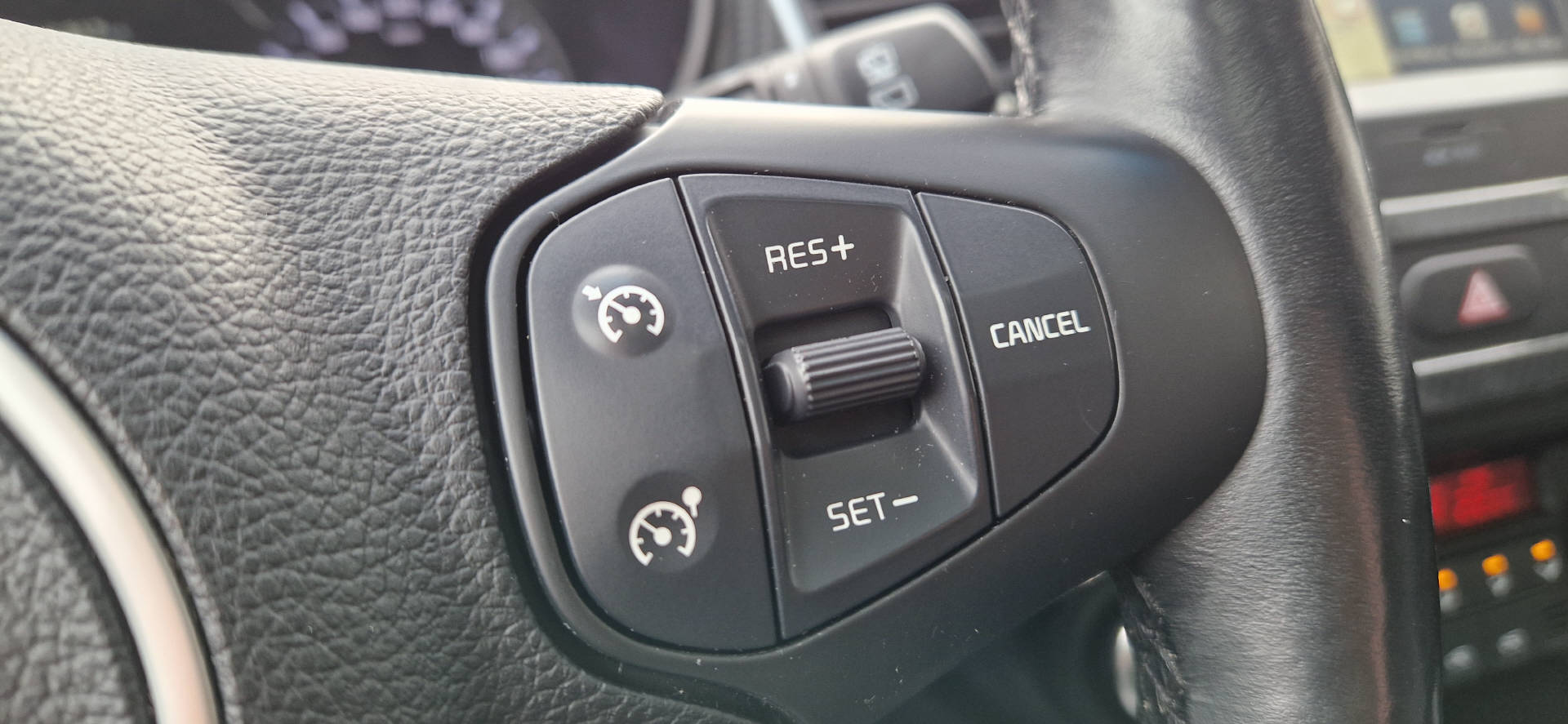 KIA Carens 1.7 CRDi Trend Plus-image-12