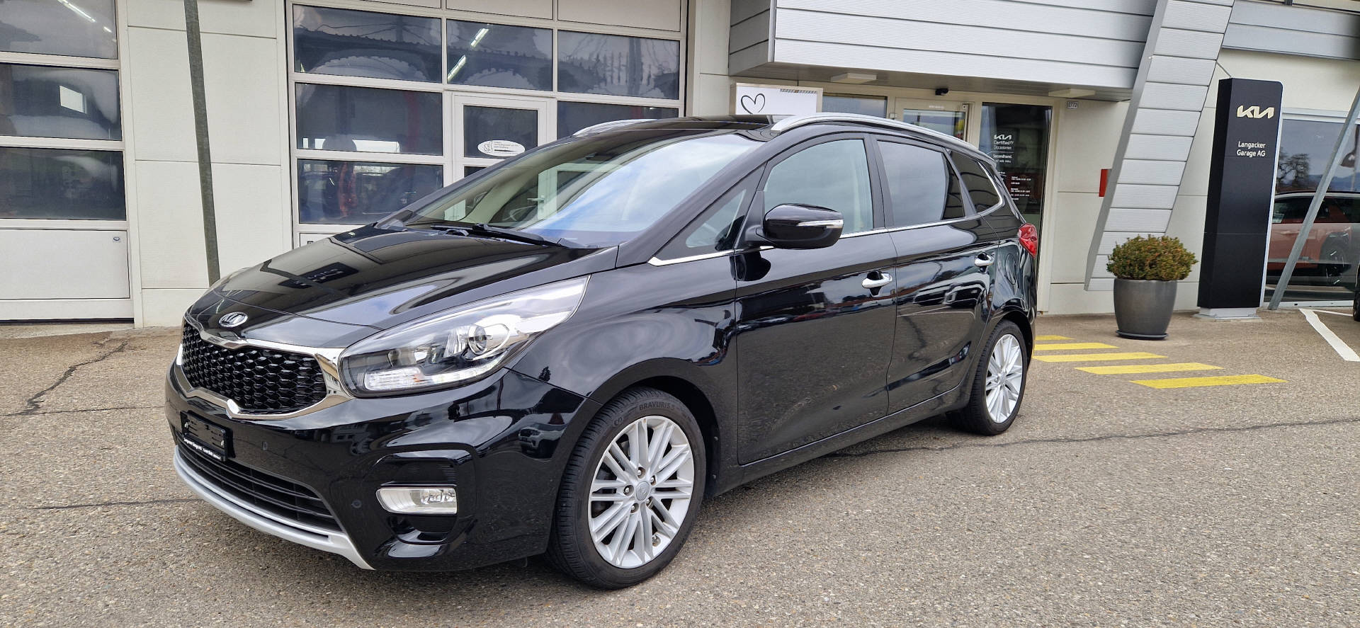 KIA Carens 1.7 CRDi Trend Plus-image-1