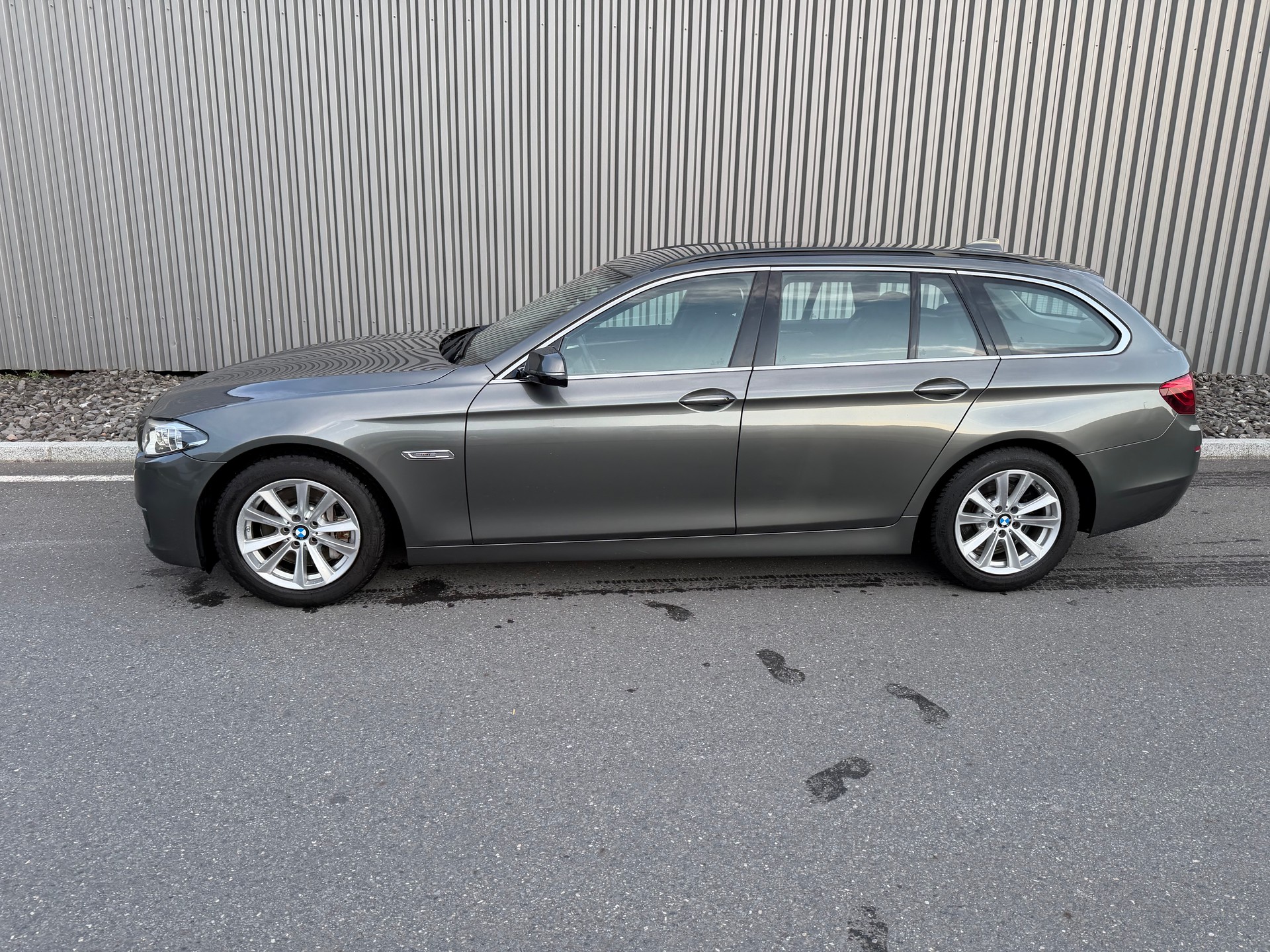 BMW 528i Touring xDrive Luxury Line Steptronic-showroom-element-1