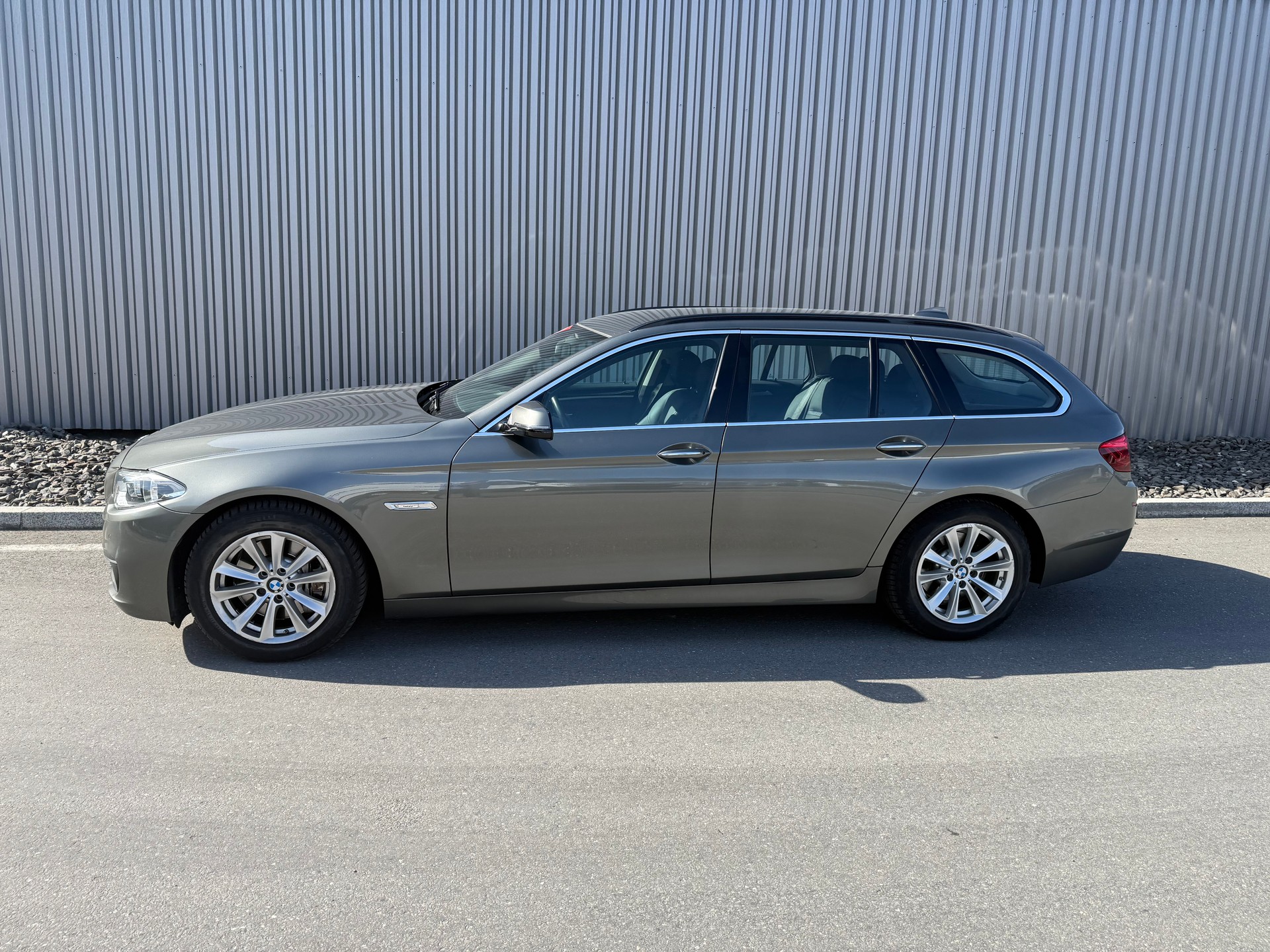 BMW 528i Touring xDrive Luxury Line Steptronic-showroom-element-1