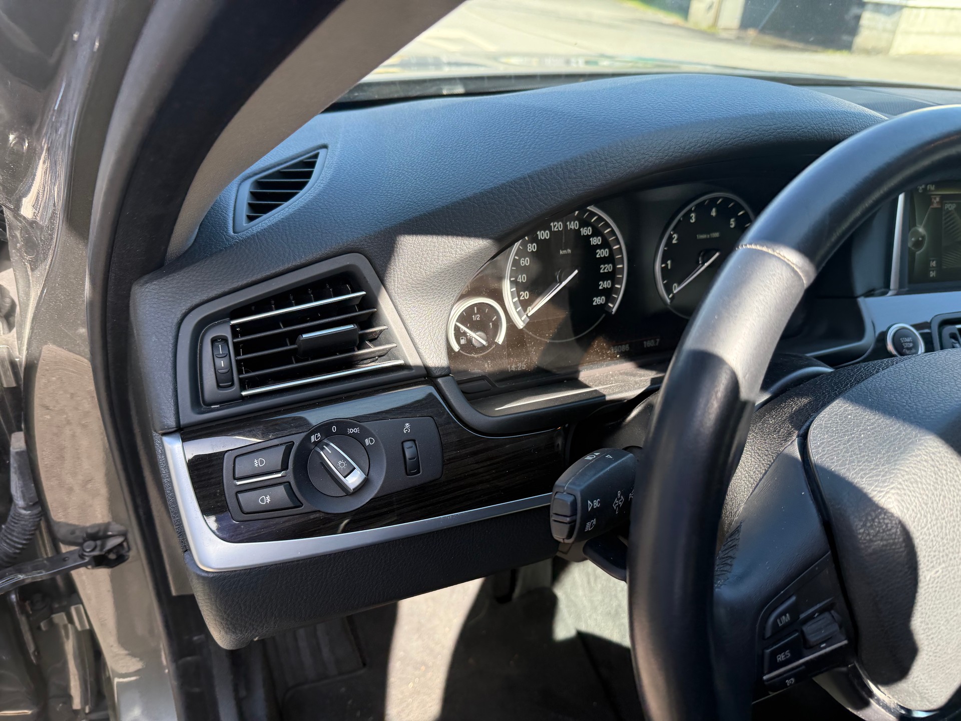 BMW 528i Touring xDrive Luxury Line Steptronic-image-13