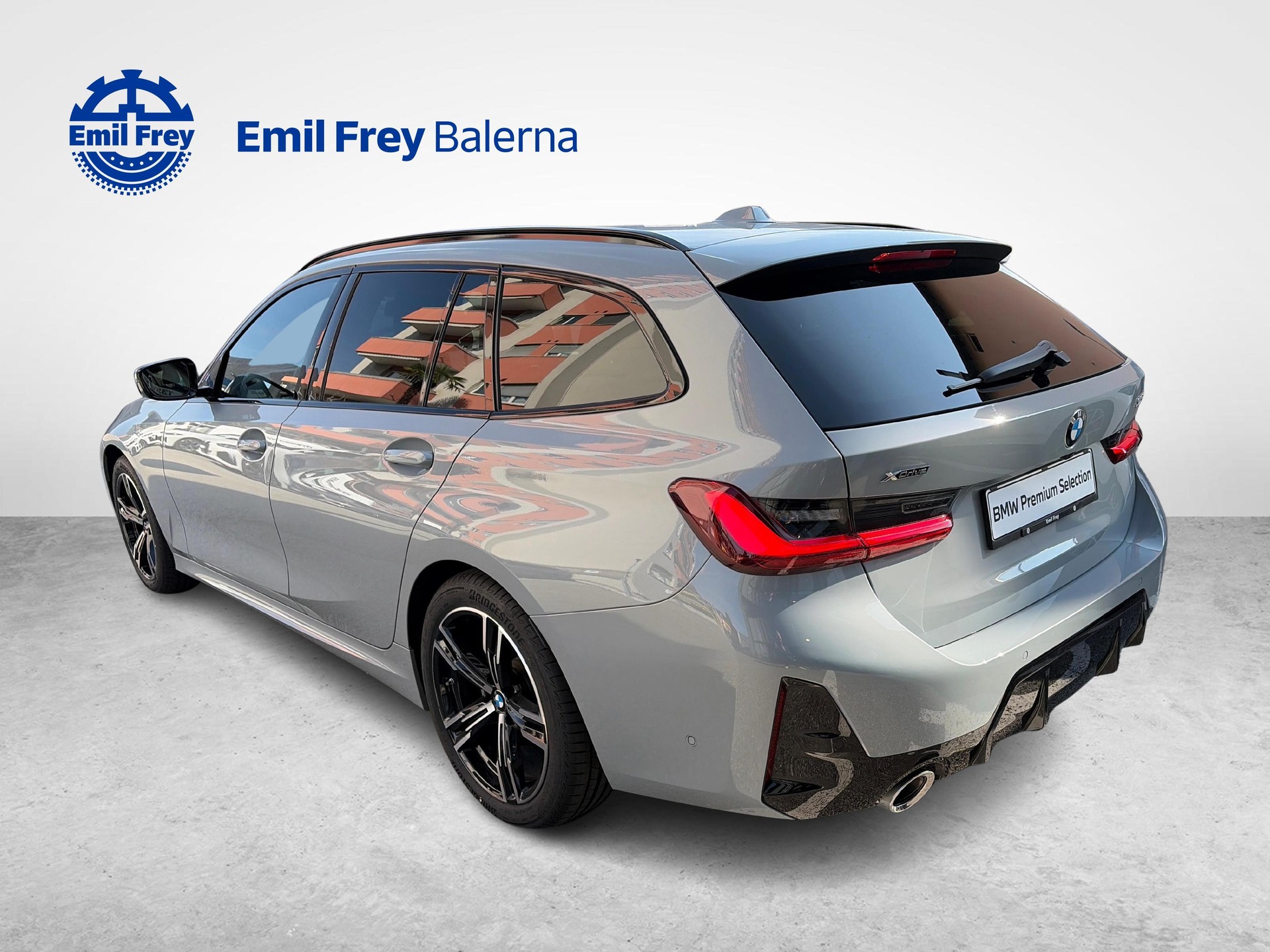 BMW 320d xDrive Touring-image-4