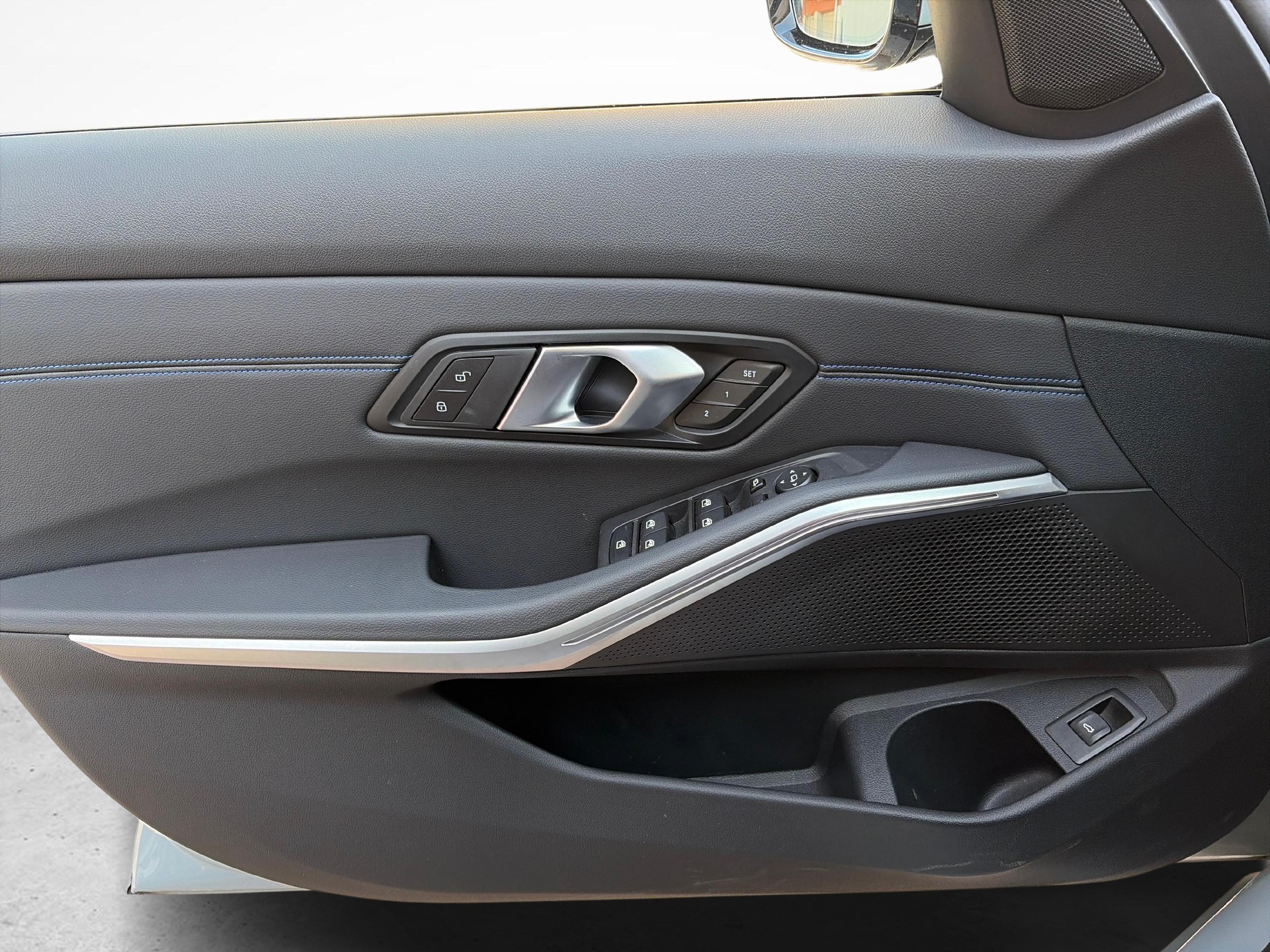 BMW 320d xDrive Touring-image-14