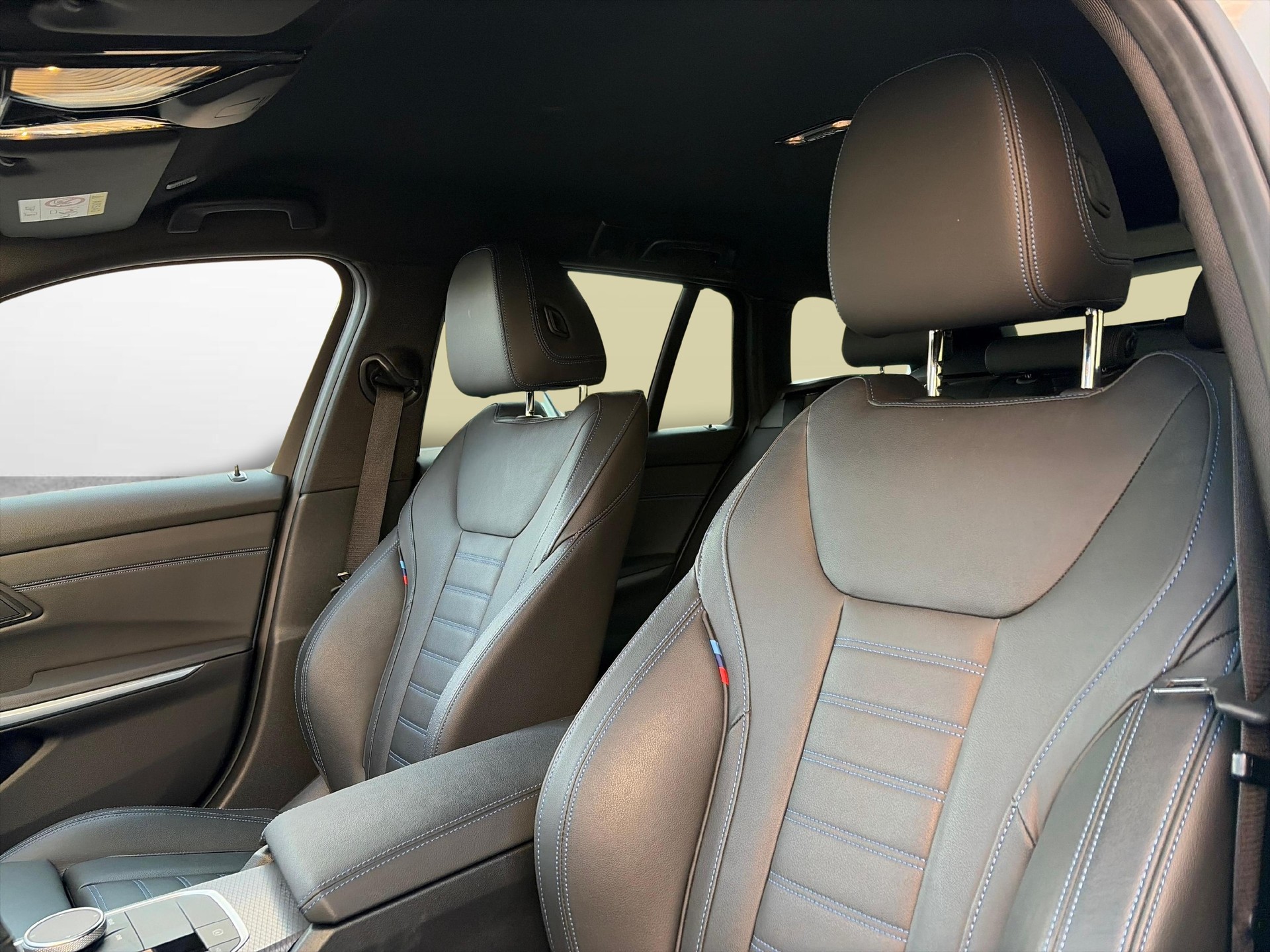 BMW 320d xDrive Touring-image-15
